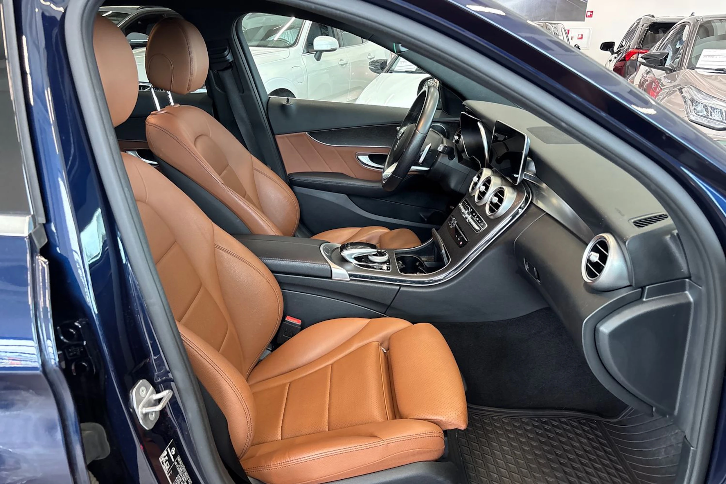 sininen Mercedes-Benz C 2021 kuva 25.