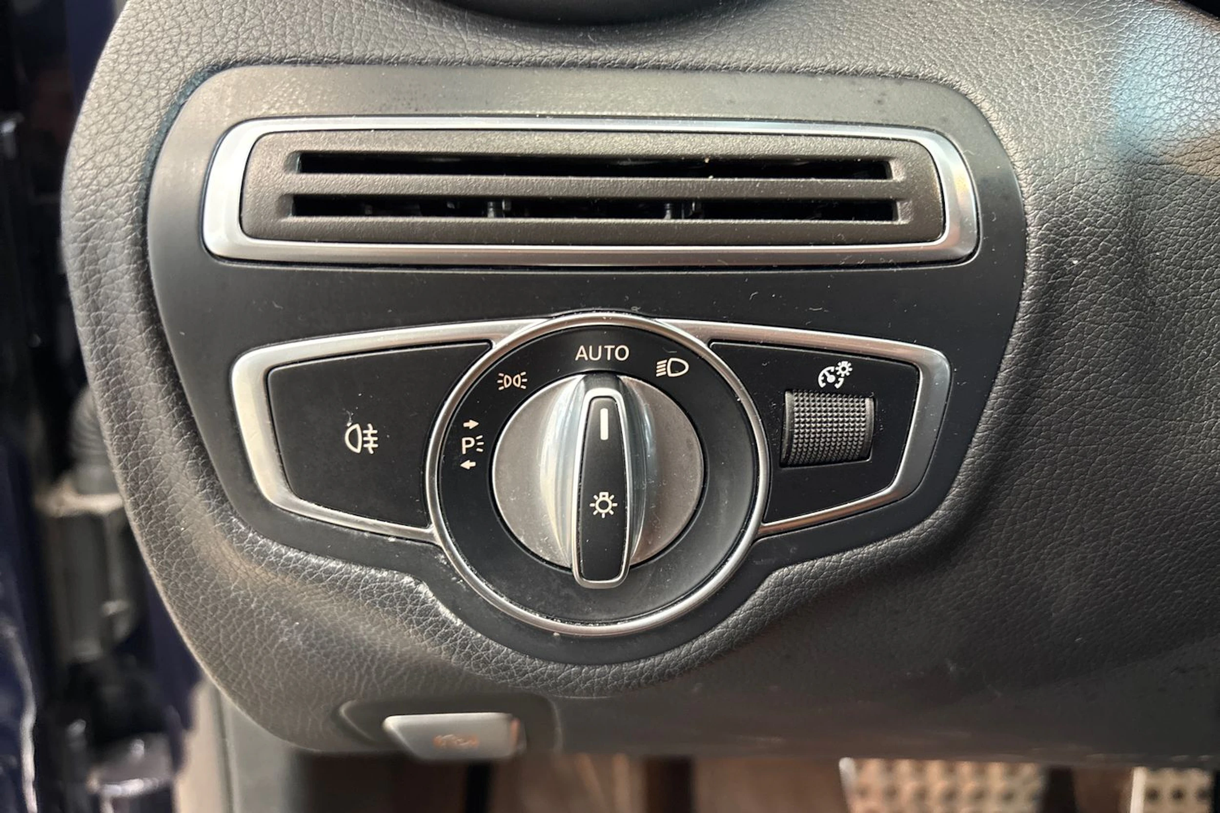 sininen Mercedes-Benz C 2021 kuva 30.