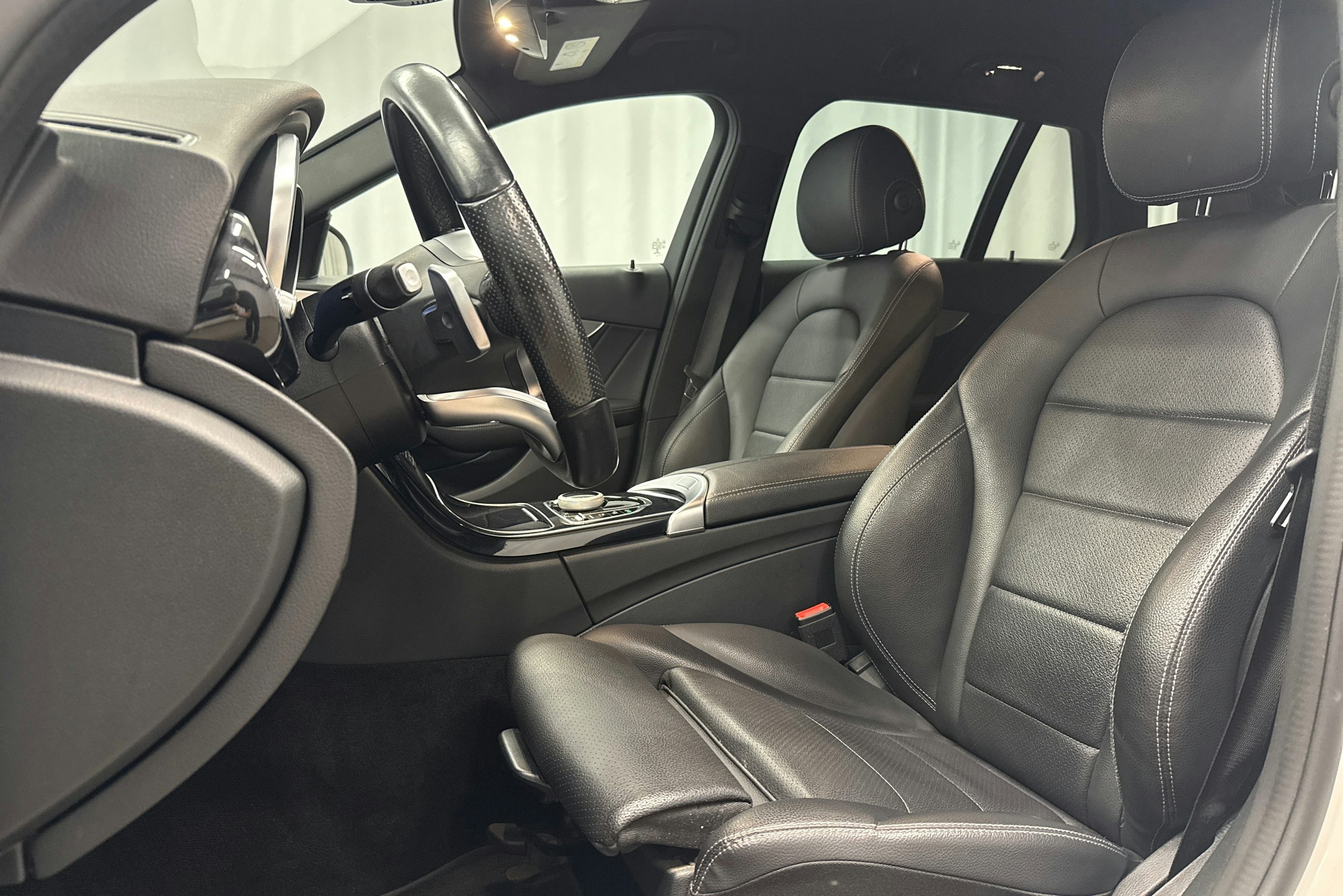 valkoinen Mercedes-Benz C 2021 kuva 24.