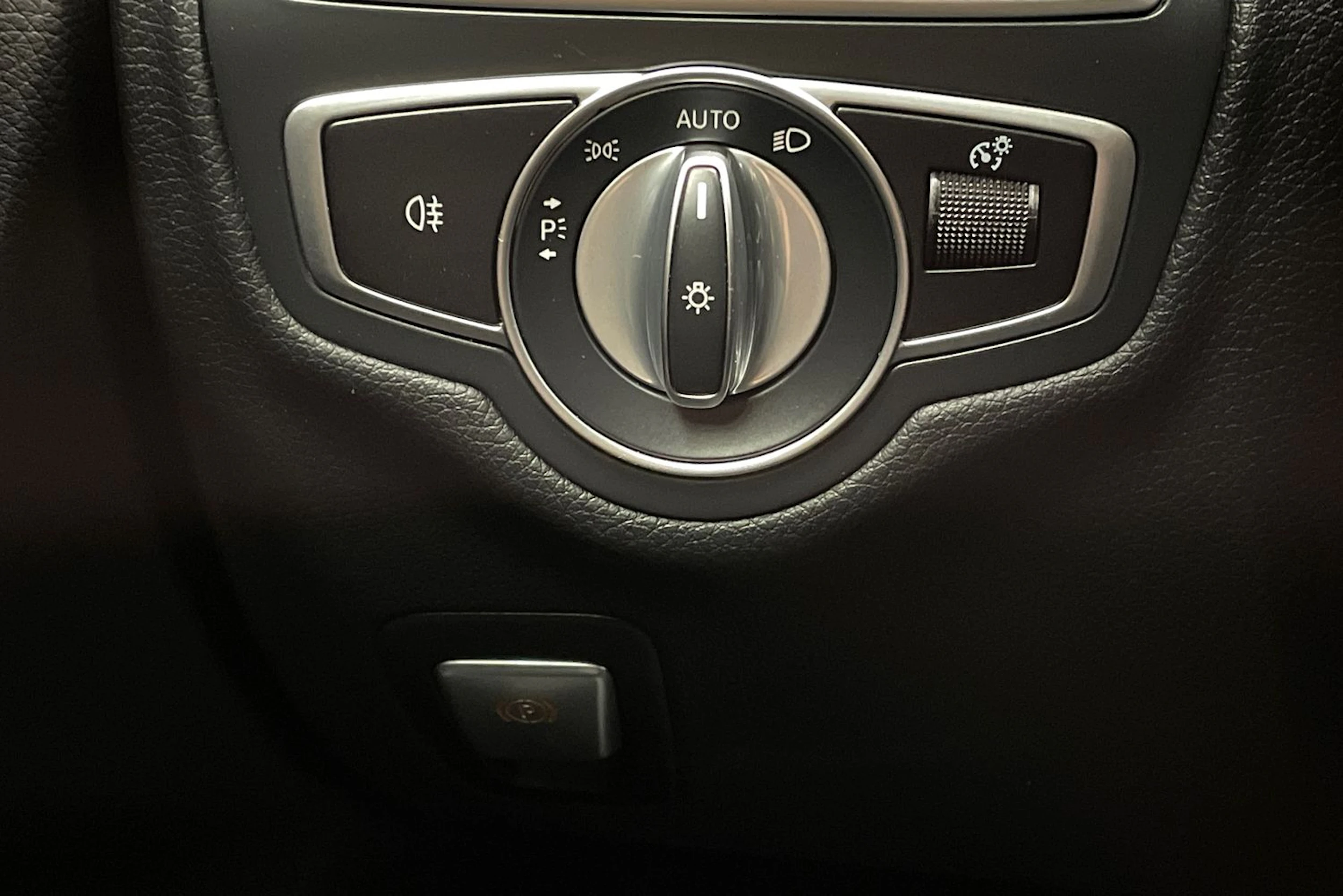 musta Mercedes-Benz C 2021 kuva 22.