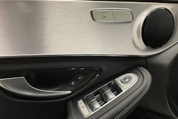 musta Mercedes-Benz C 2021 kuva 26.