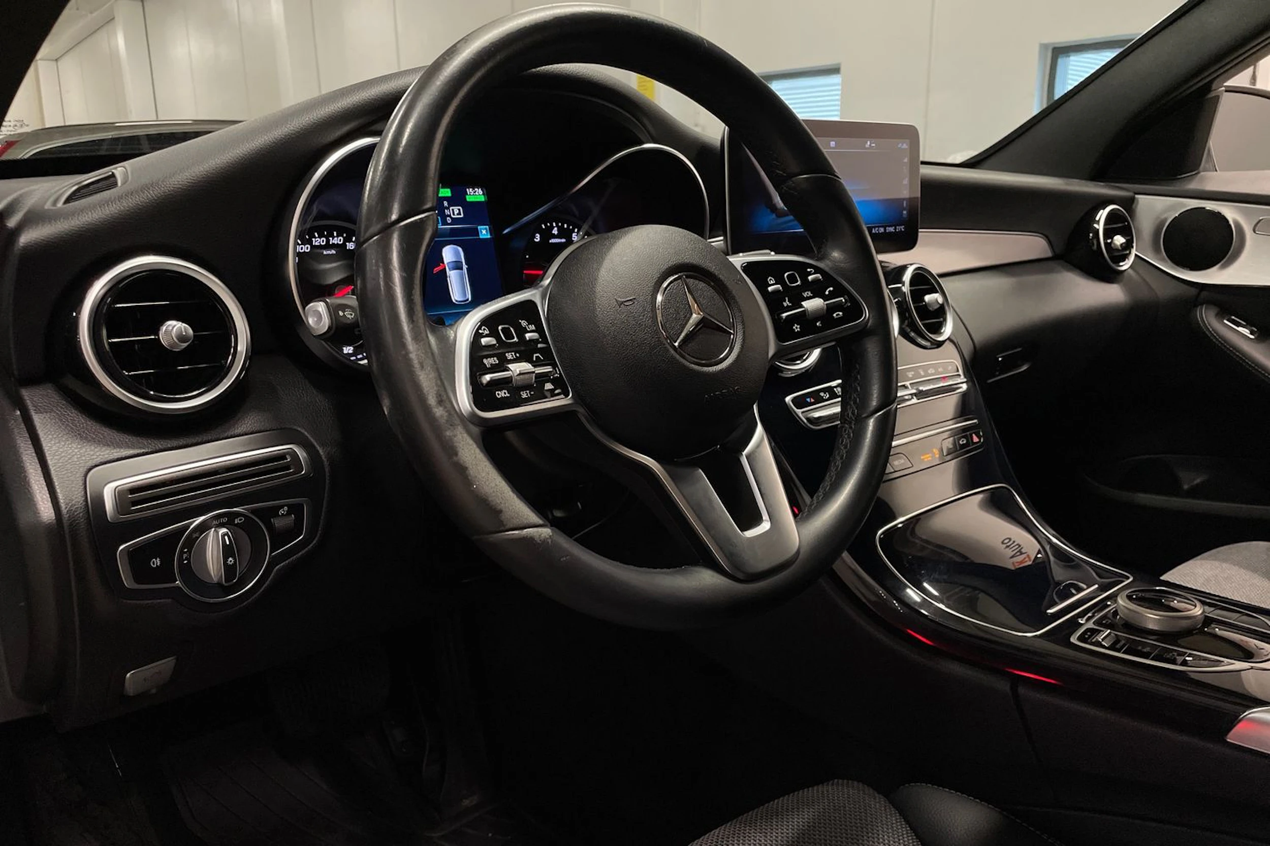 musta Mercedes-Benz C 2021 kuva 28.