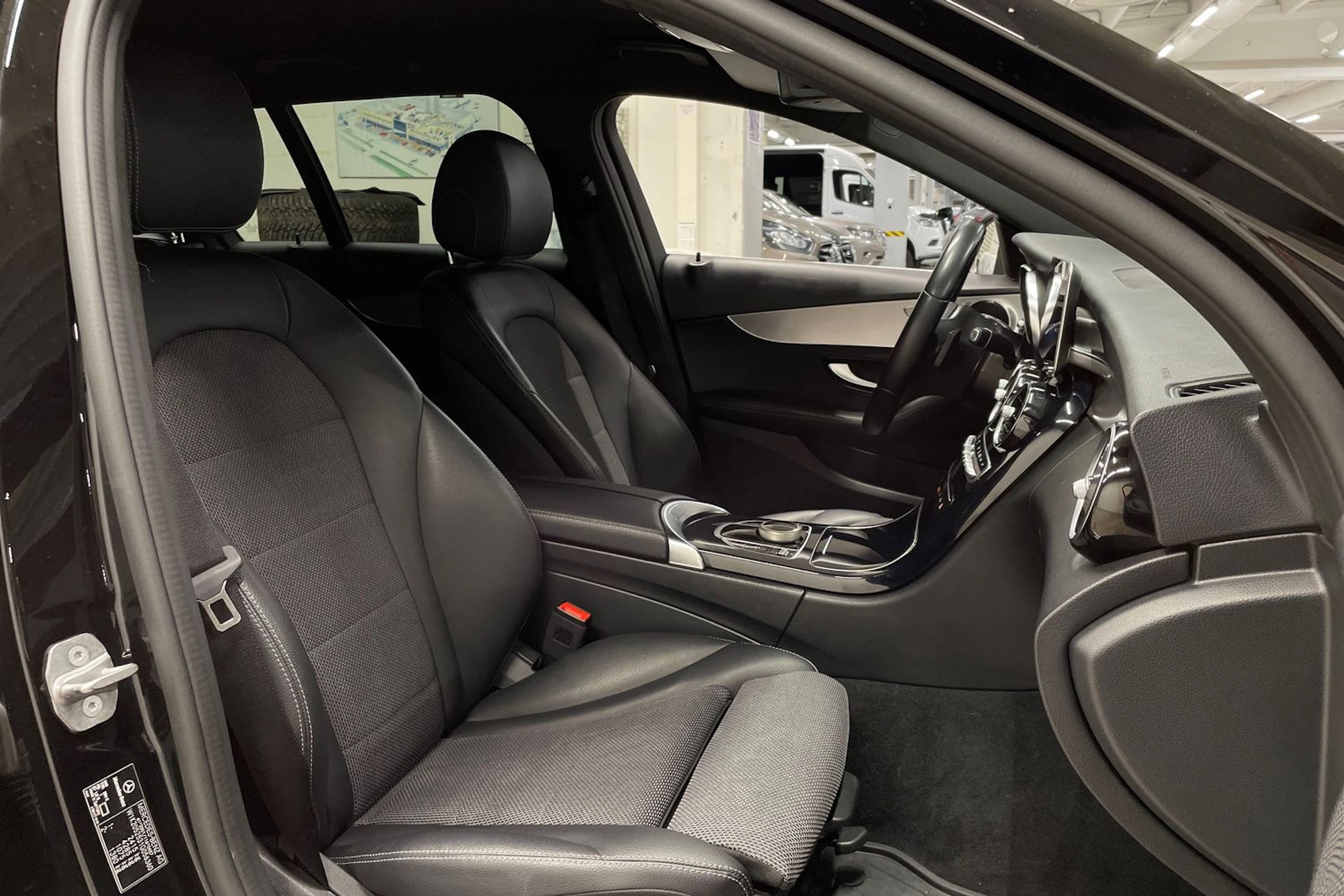 musta Mercedes-Benz C 2021 kuva 29.