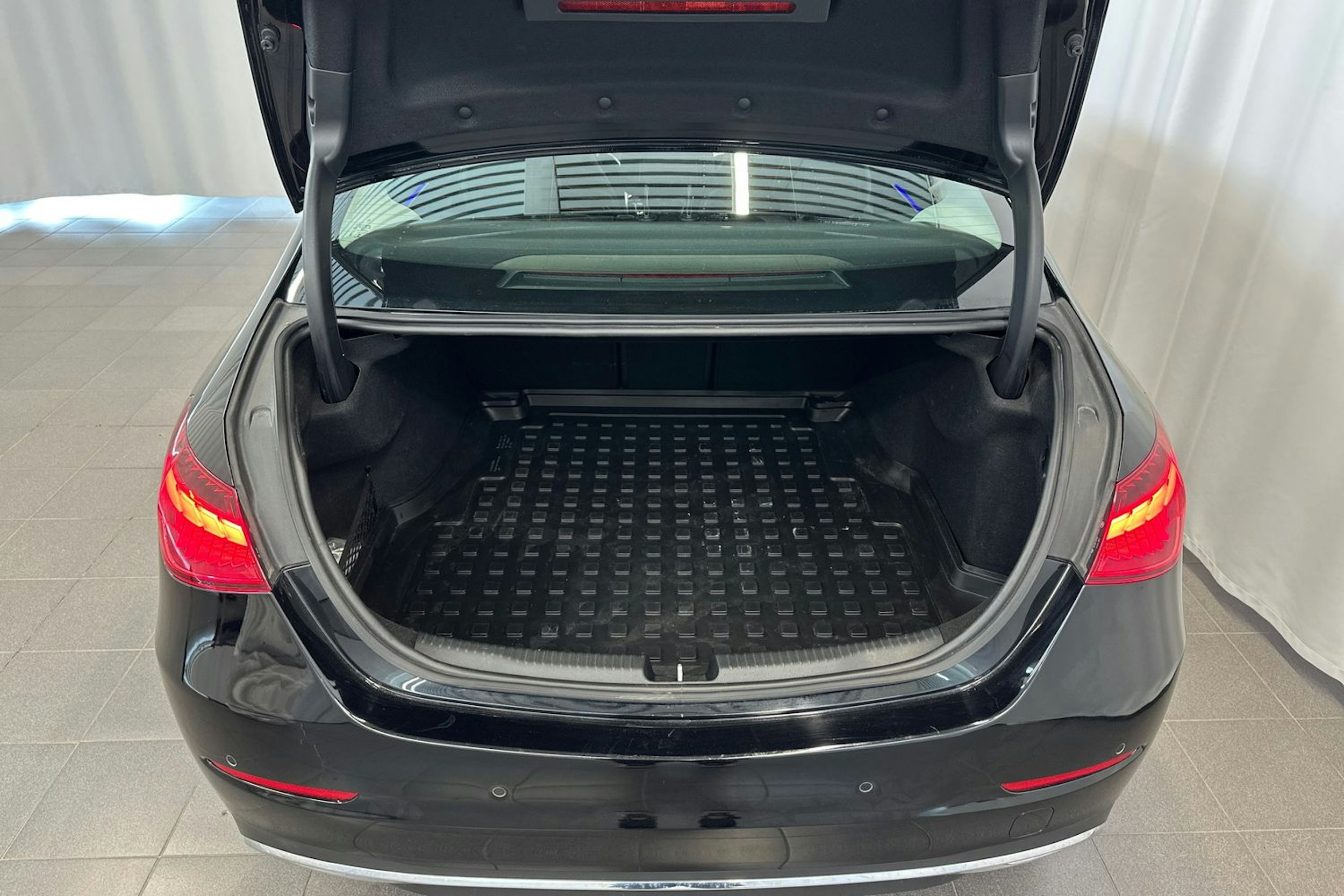 musta Mercedes-Benz C 2022 kuva 15.