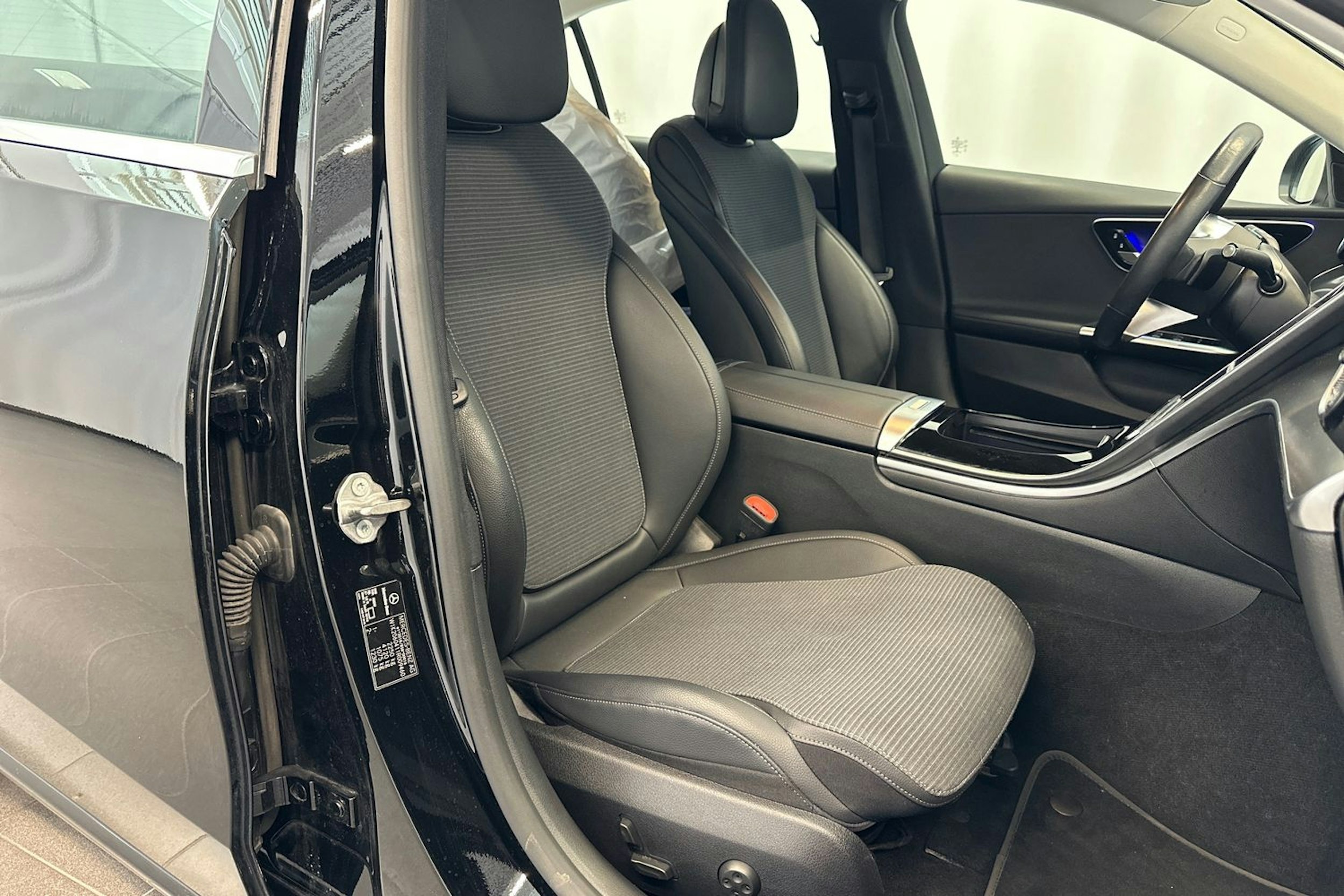musta Mercedes-Benz C 2022 kuva 18.
