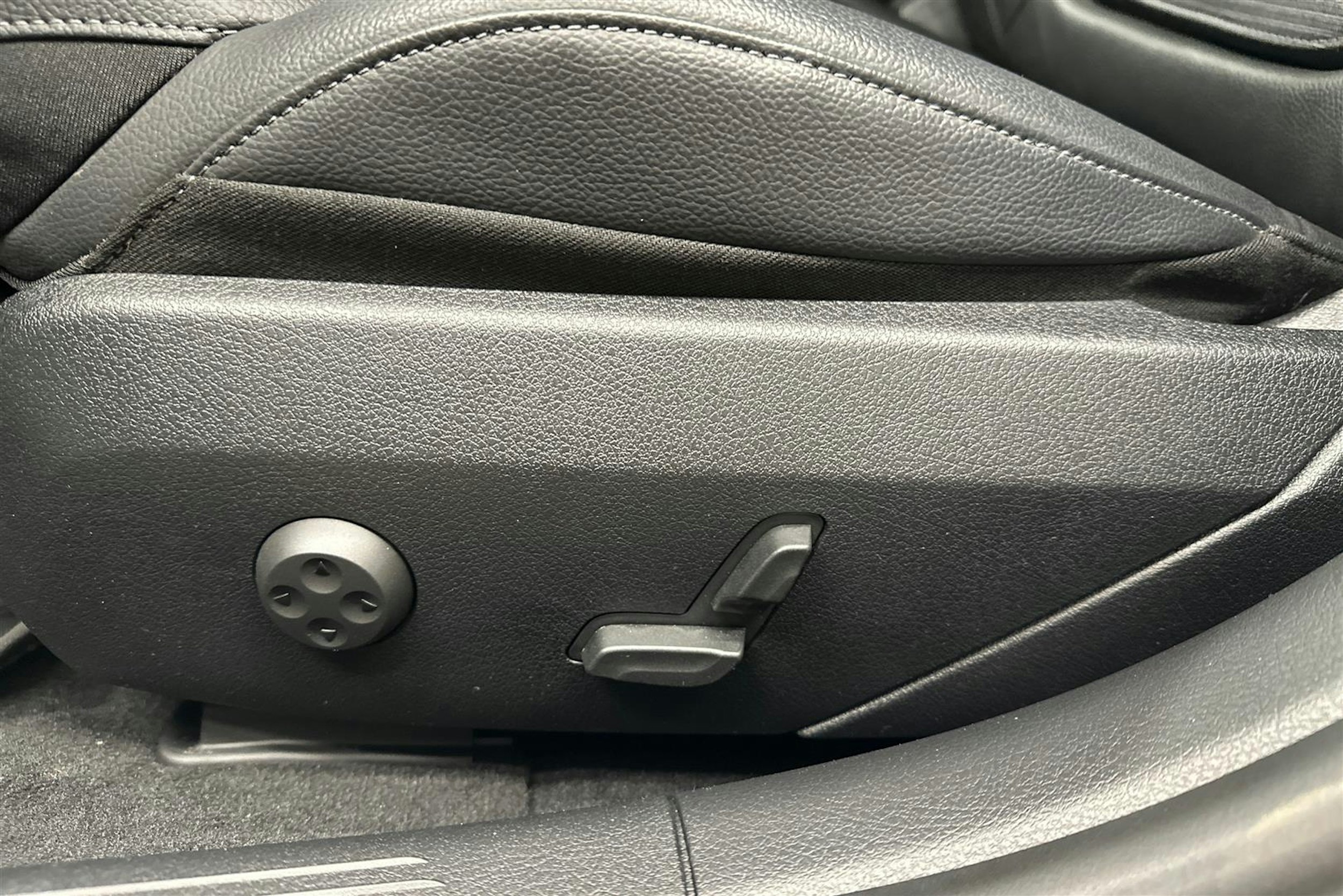 valkoinen Mercedes-Benz C 2022 kuva 23.