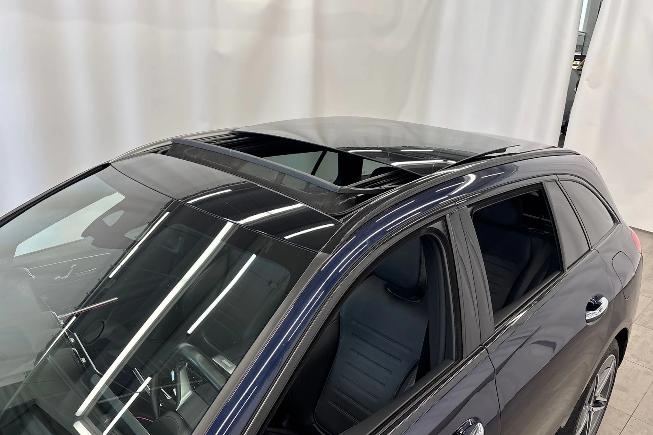sininen Mercedes-Benz C 2022 kuva 28.
