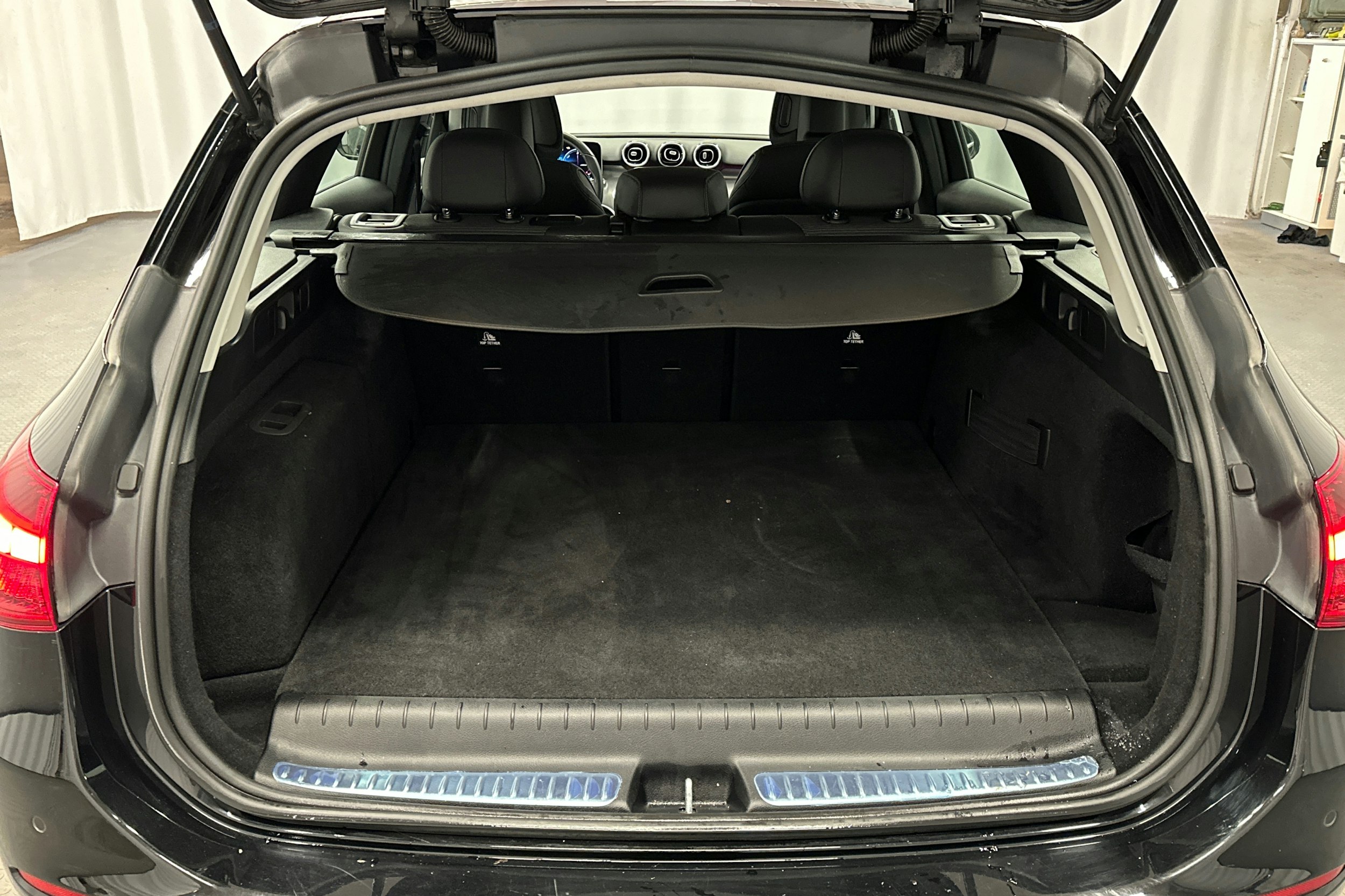 musta Mercedes-Benz C 2023 kuva 14.