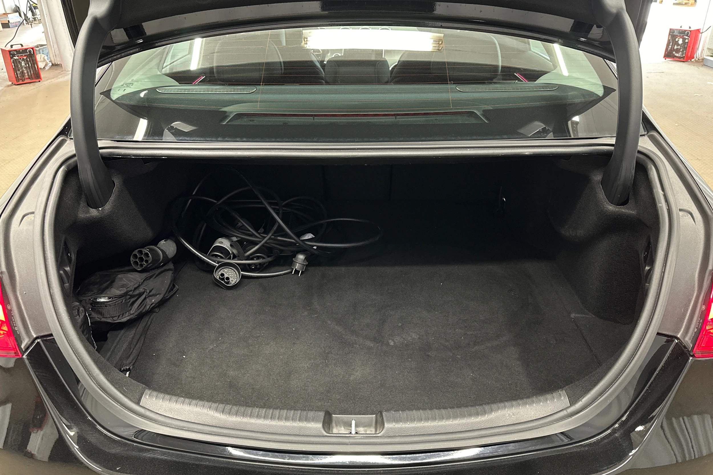 musta Mercedes-Benz C 2023 kuva 15.