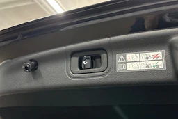 musta Mercedes-Benz C 2023 kuva 17.