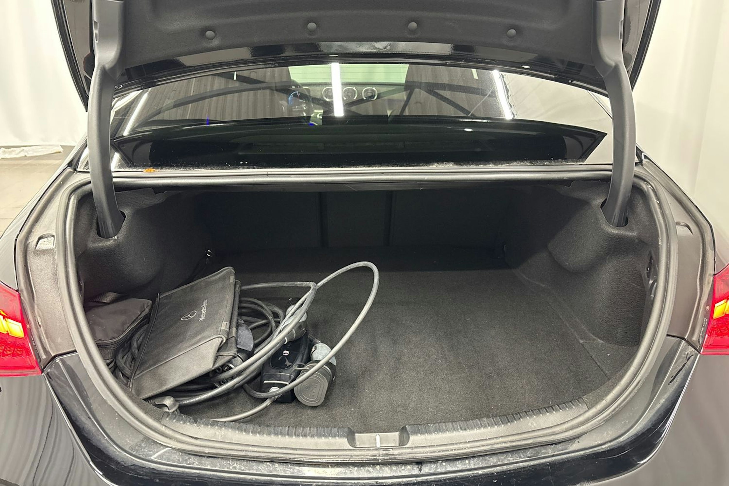 musta Mercedes-Benz C 2023 kuva 13.