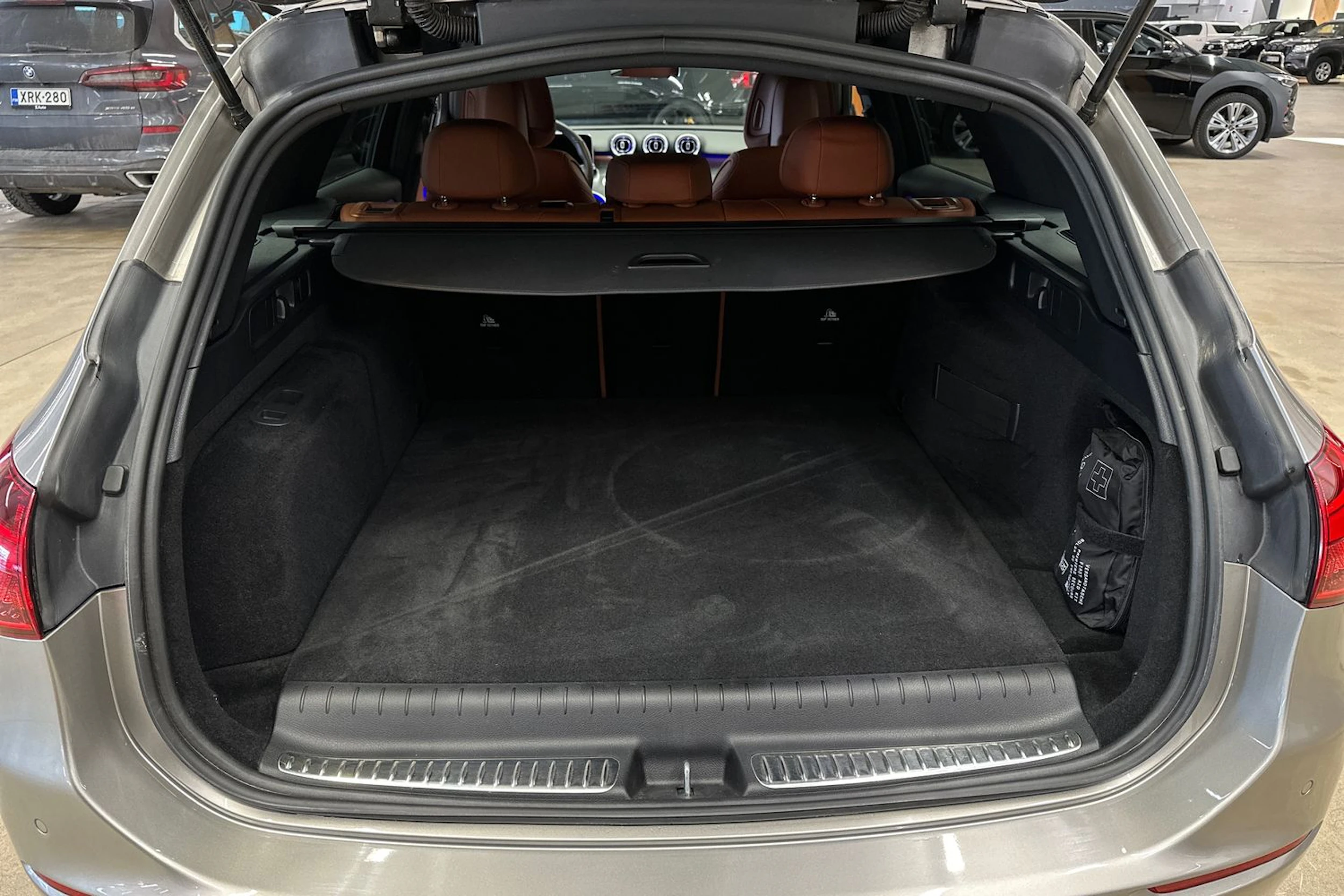 harmaa Mercedes-Benz C 2023 kuva 27.