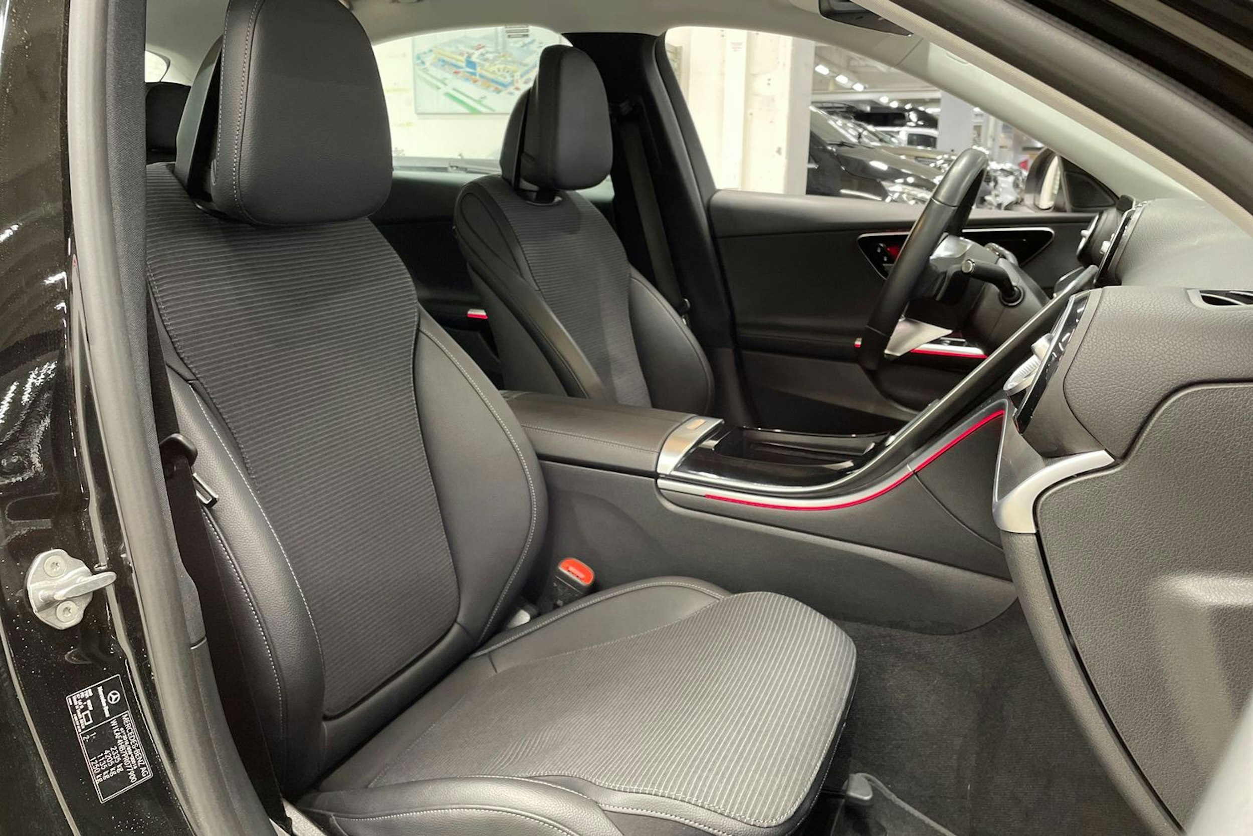 musta Mercedes-Benz C 2023 kuva 28.