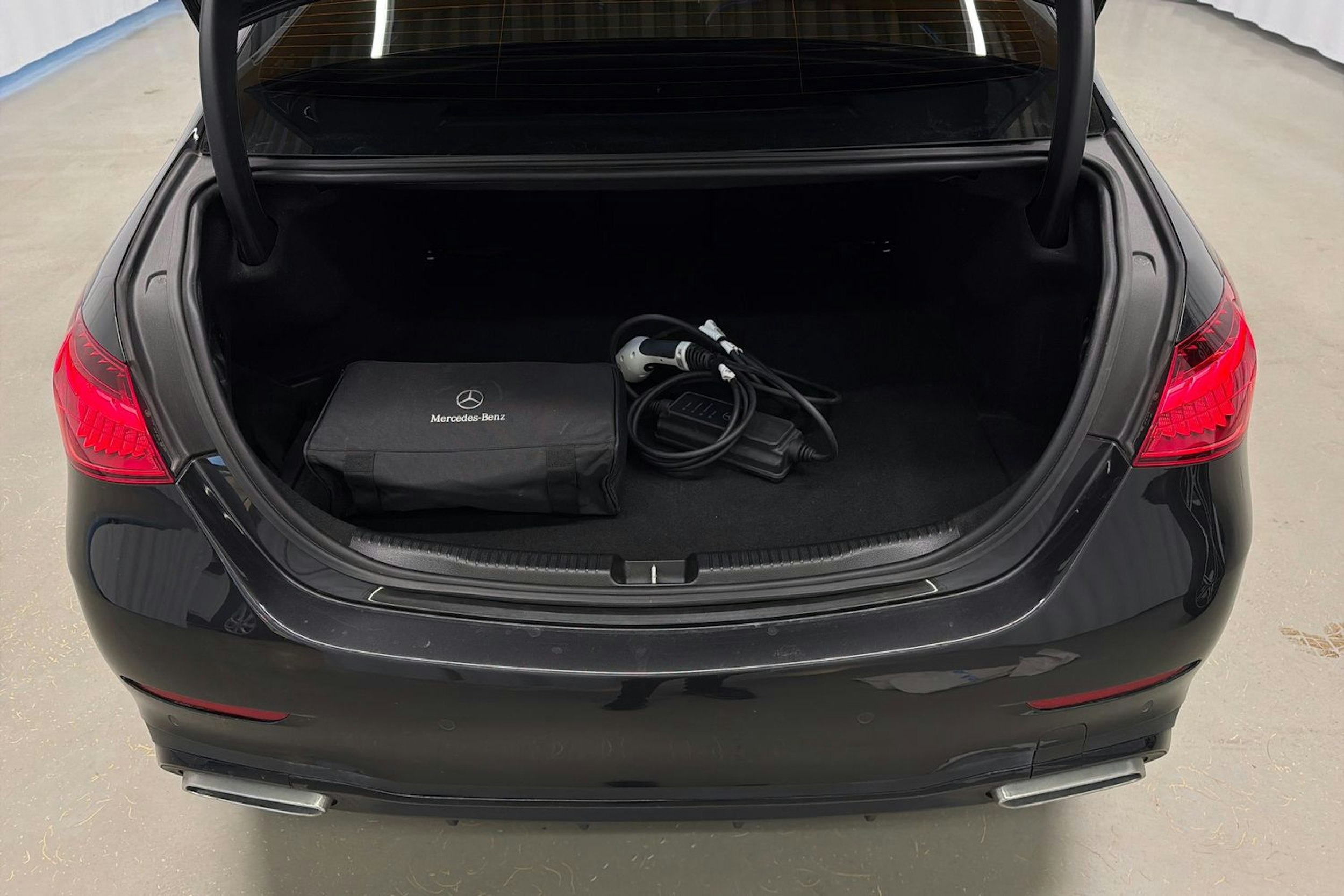 harmaa Mercedes-Benz C 2023 kuva 32.