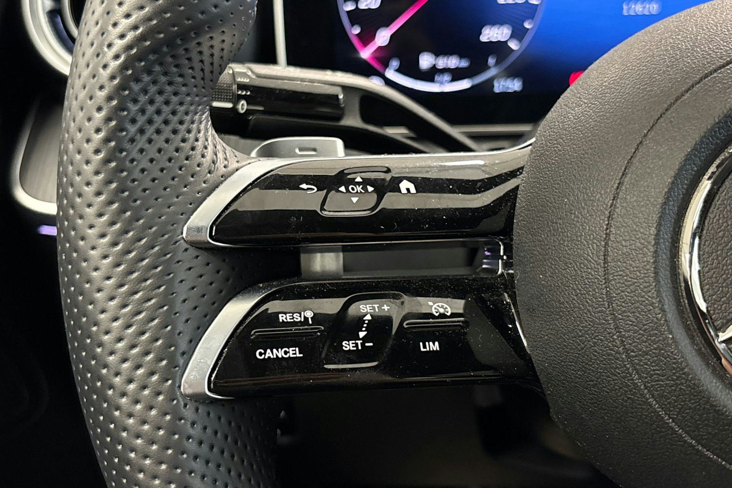 vihreä Mercedes-Benz C 2023 kuva 18.