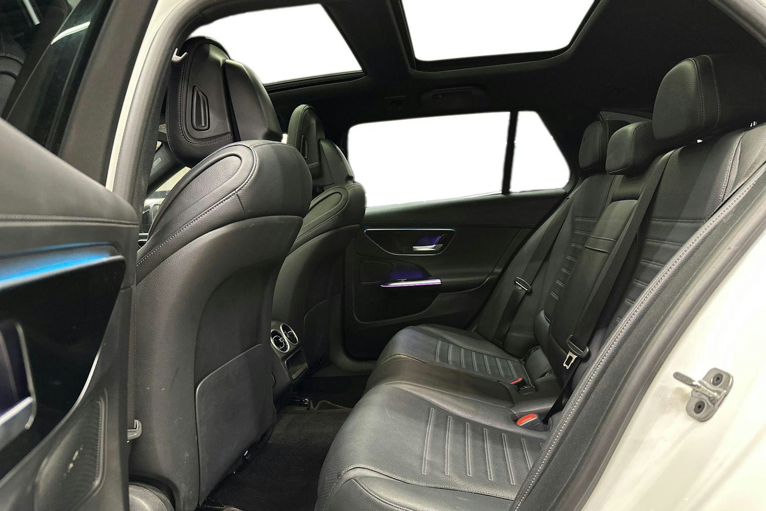 valkoinen Mercedes-Benz C 2023 kuva 8.