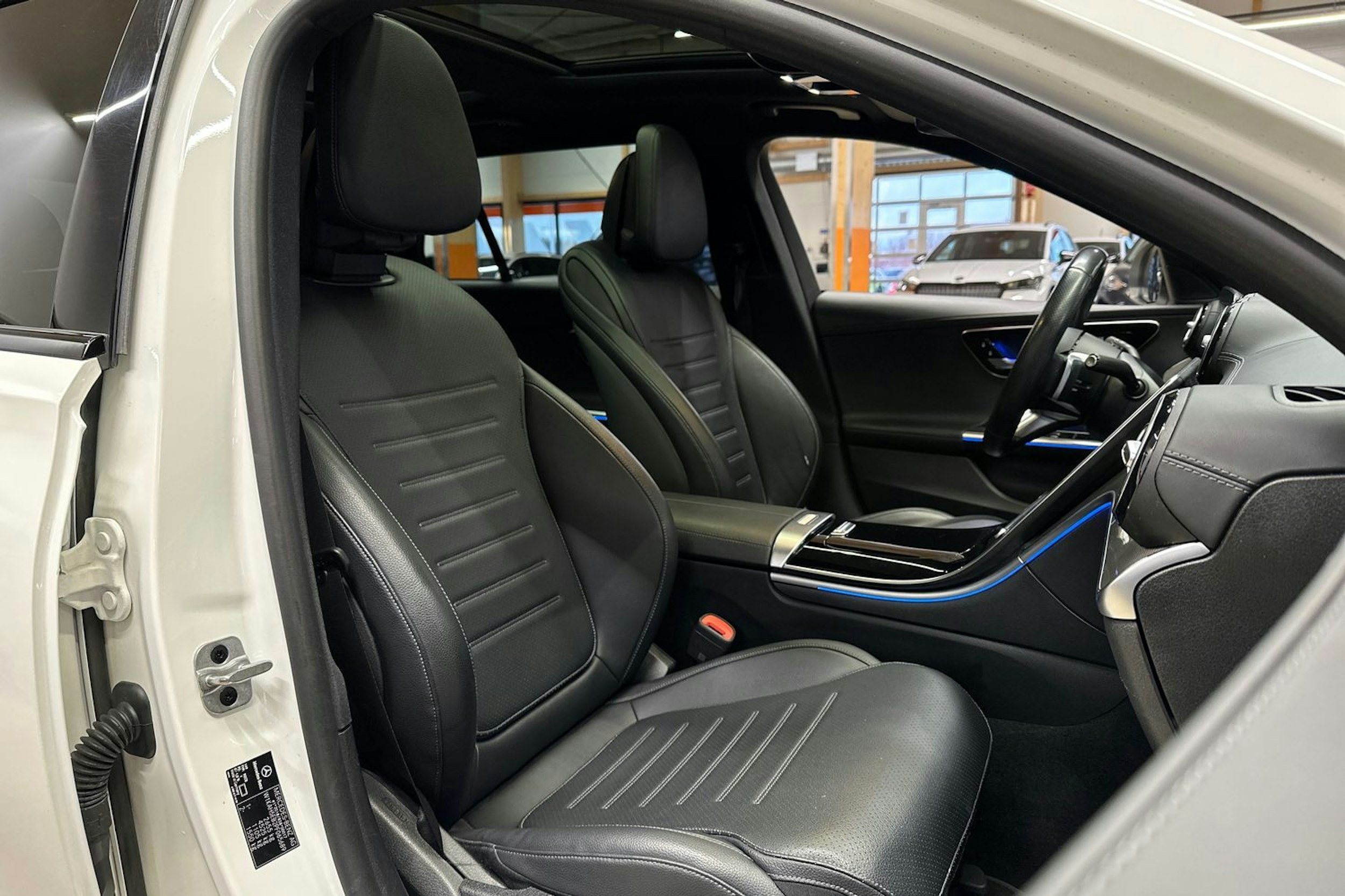 valkoinen Mercedes-Benz C 2023 kuva 11.