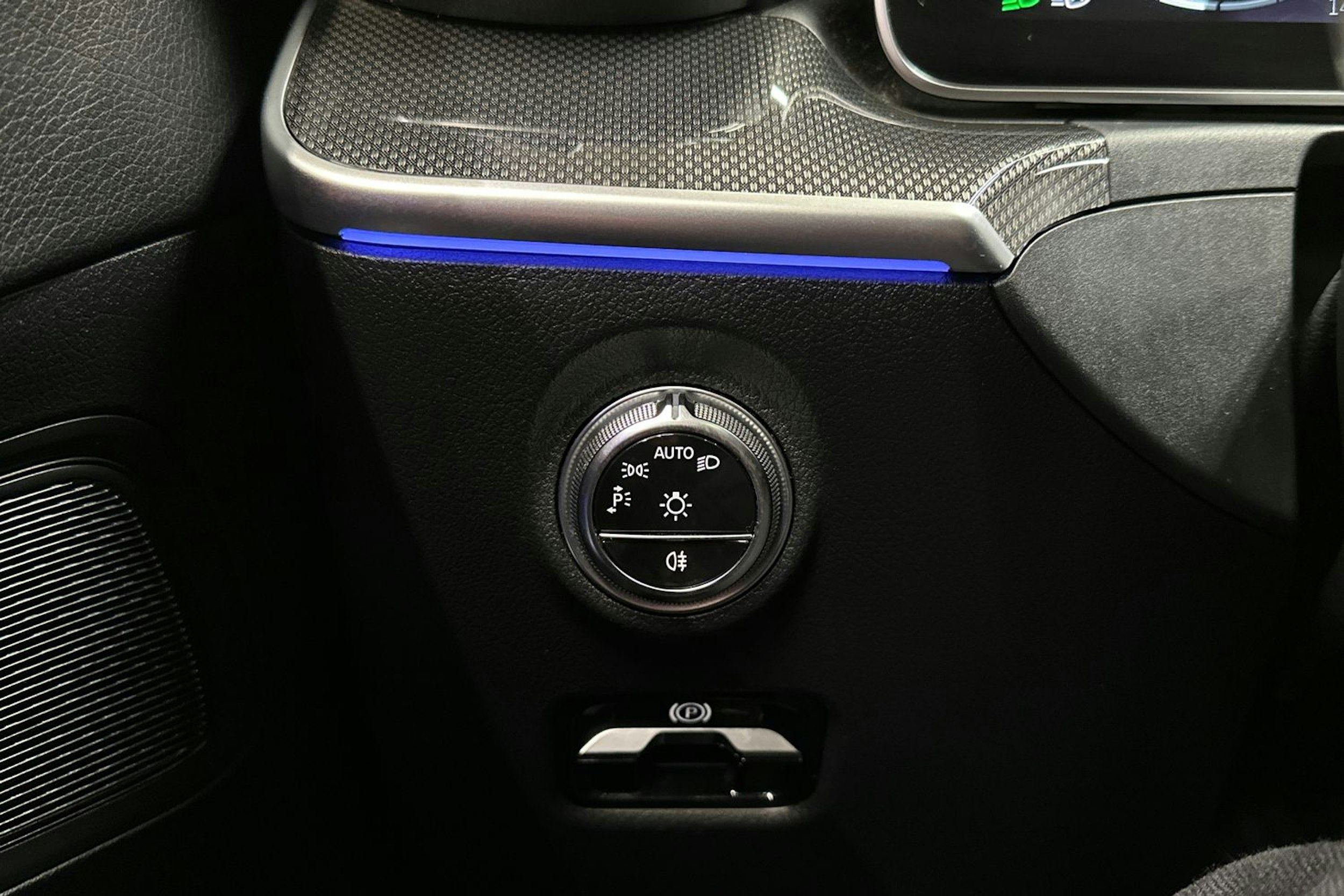 valkoinen Mercedes-Benz C 2023 kuva 21.