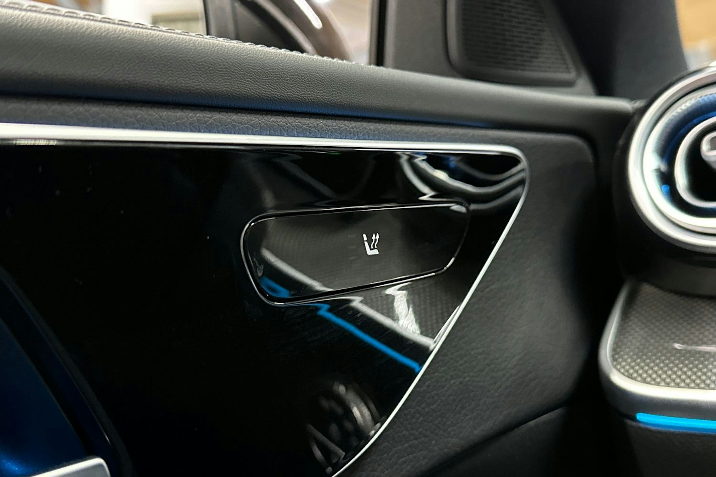 valkoinen Mercedes-Benz C 2023 kuva 22.