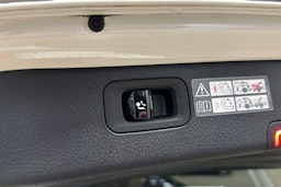 valkoinen Mercedes-Benz C 2023 kuva 24.