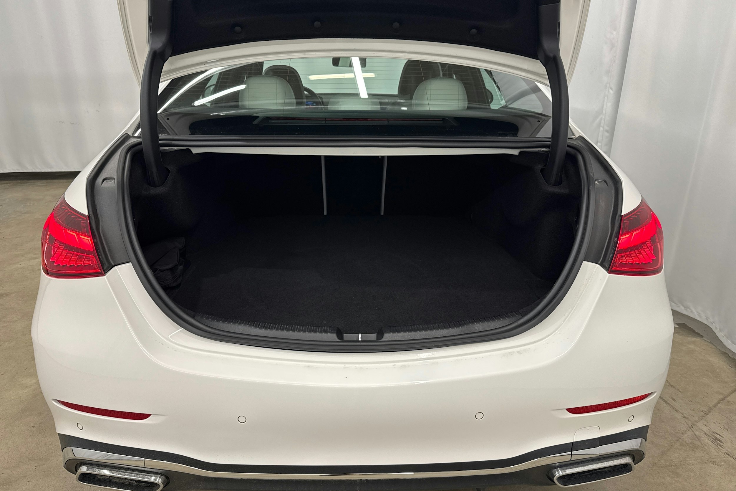 valkoinen Mercedes-Benz C 2023 kuva 13.