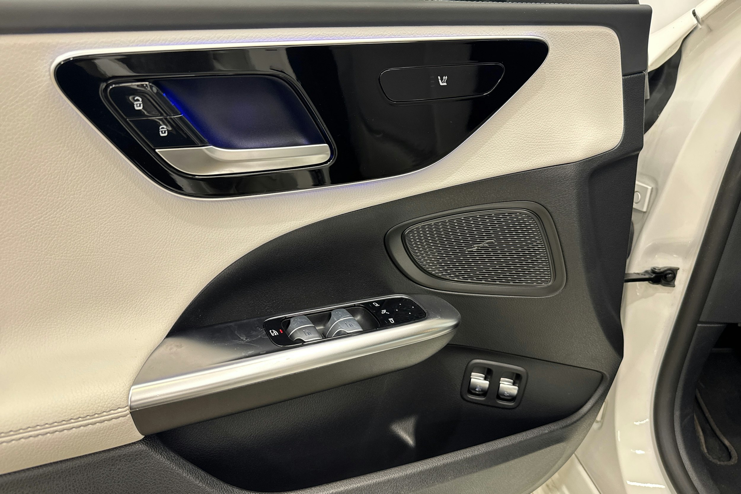 valkoinen Mercedes-Benz C 2023 kuva 16.