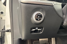 valkoinen Mercedes-Benz C 2023 kuva 17.