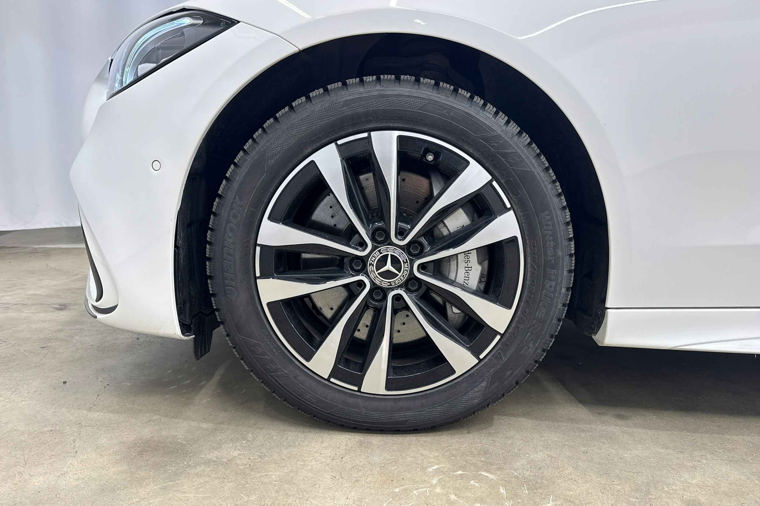 valkoinen Mercedes-Benz C 2023 kuva 27.