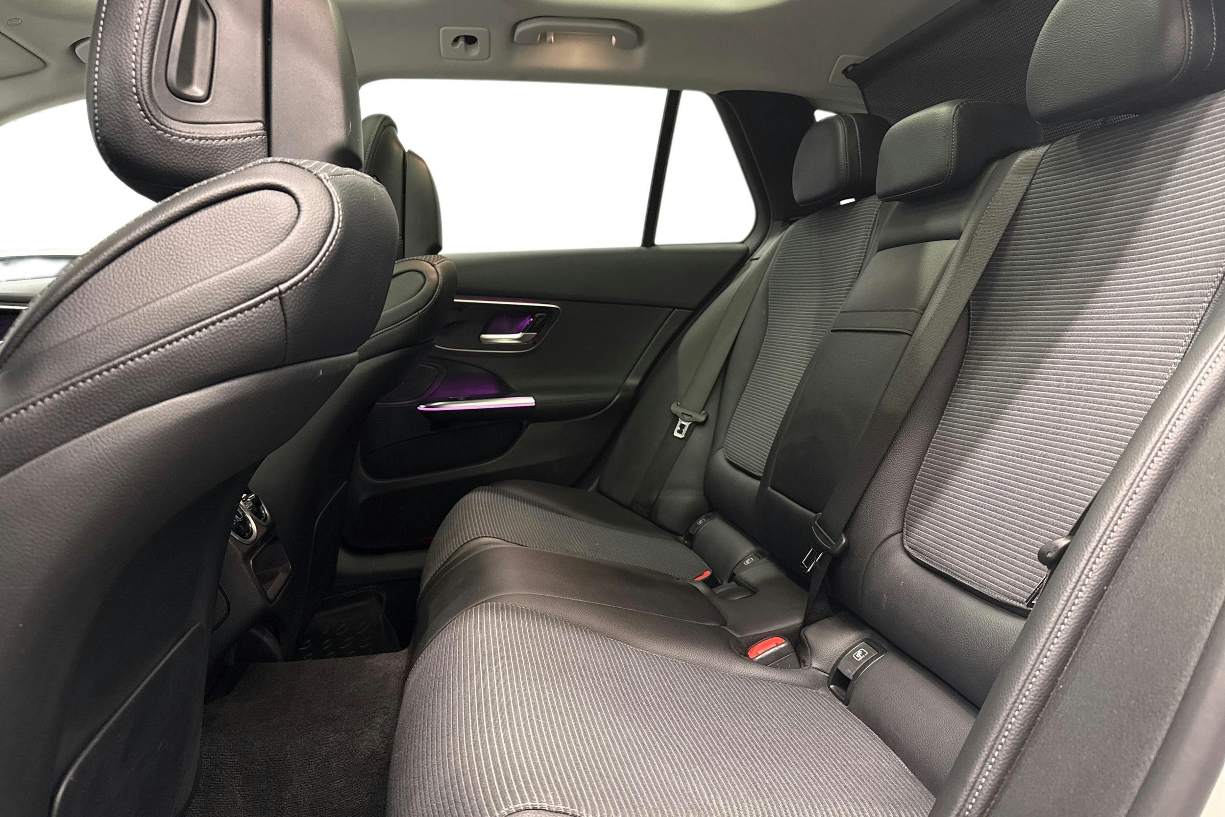 valkoinen Mercedes-Benz C 2023 kuva 10.