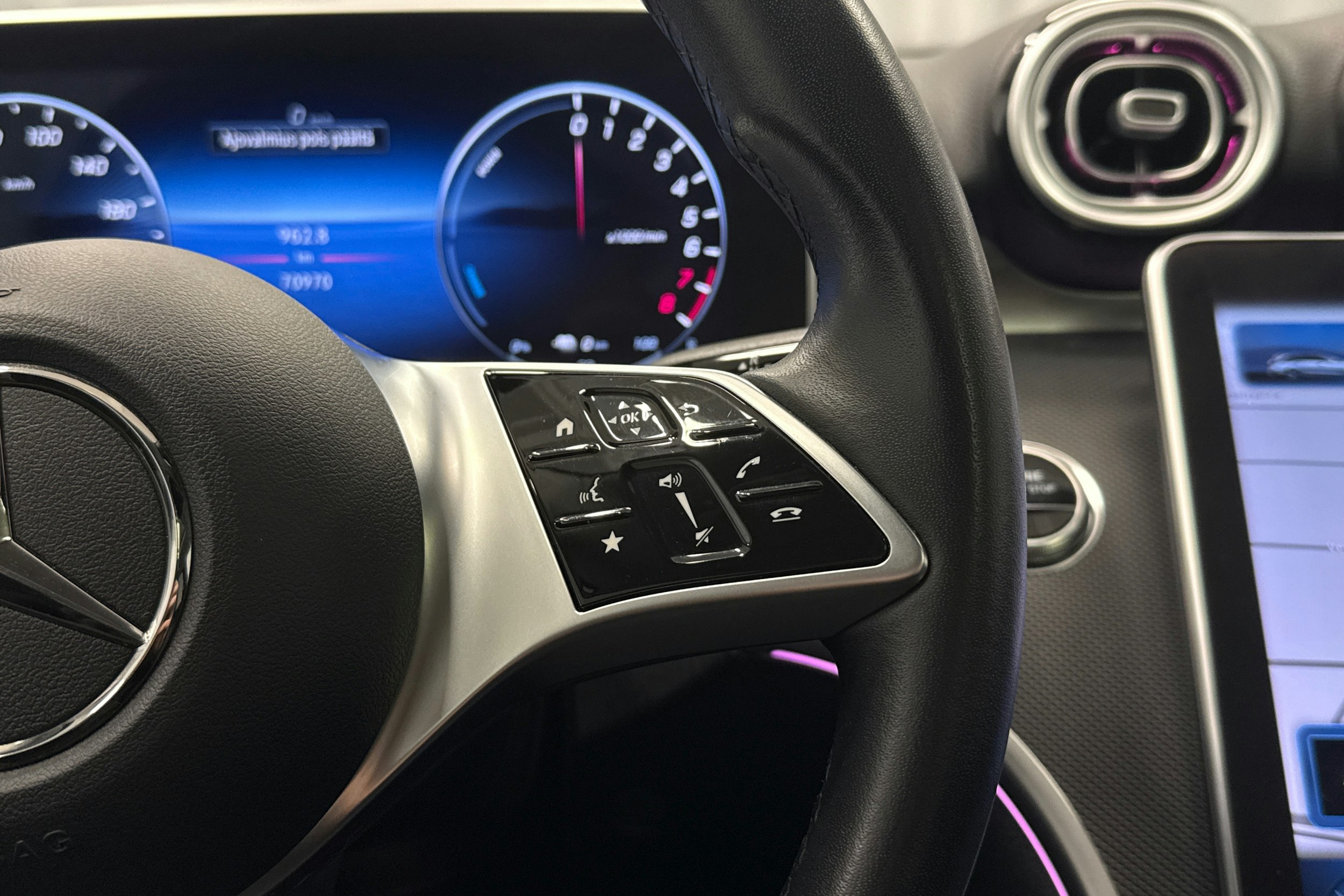 valkoinen Mercedes-Benz C 2023 kuva 16.