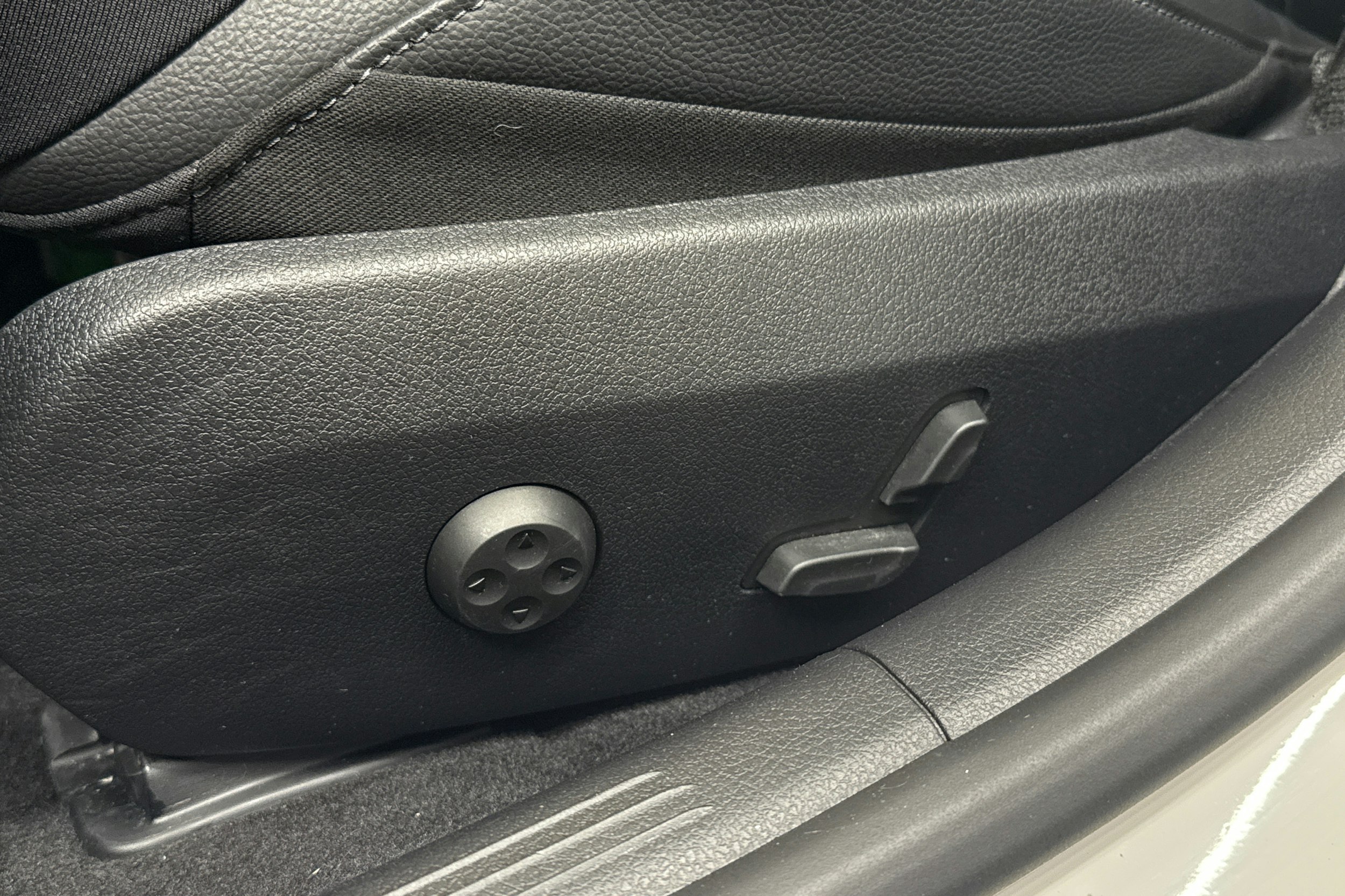 valkoinen Mercedes-Benz C 2023 kuva 25.