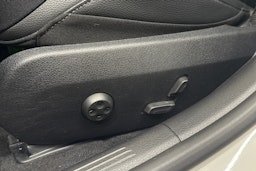 valkoinen Mercedes-Benz C 2023 kuva 25.