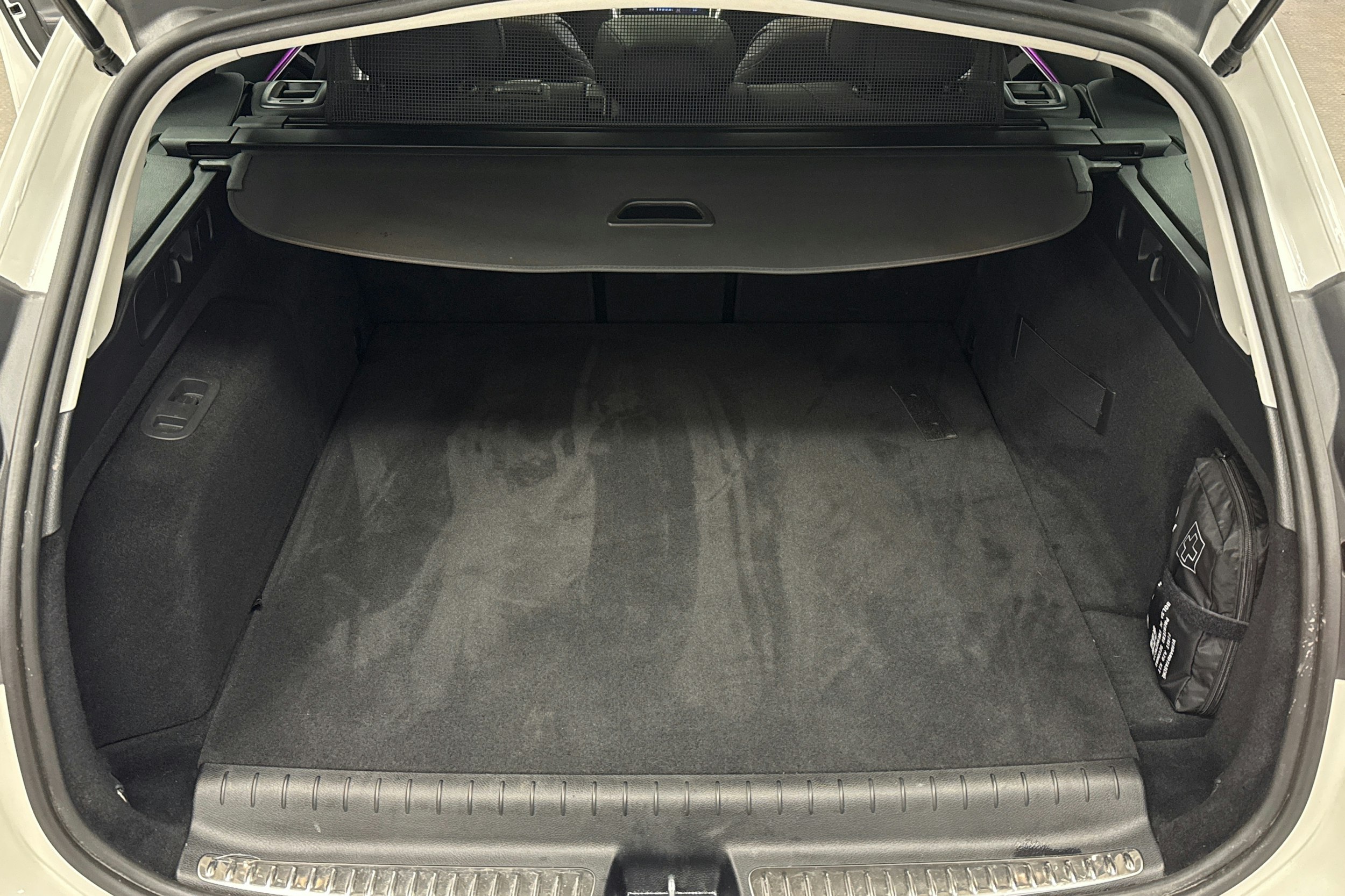 valkoinen Mercedes-Benz C 2023 kuva 26.