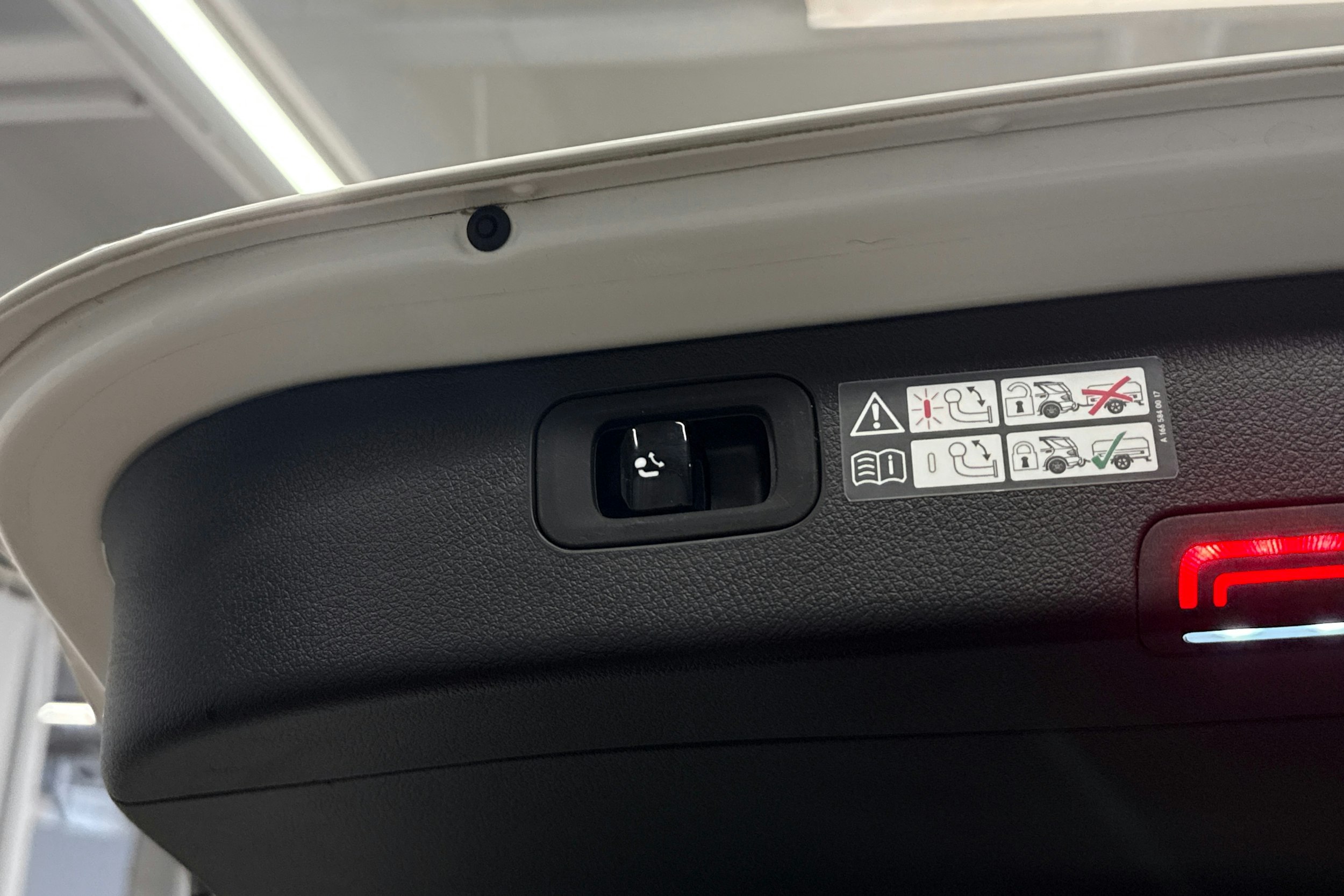 valkoinen Mercedes-Benz C 2023 kuva 27.