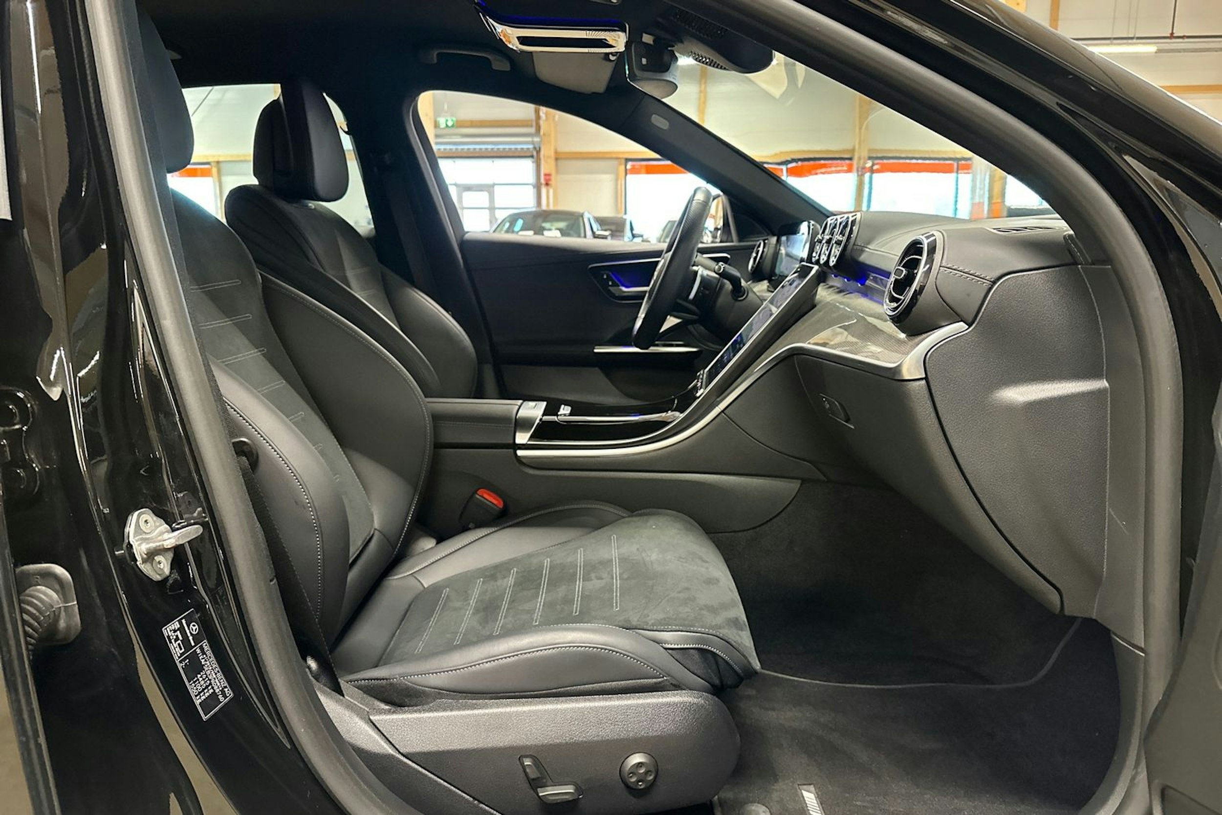 musta Mercedes-Benz C 2023 kuva 13.