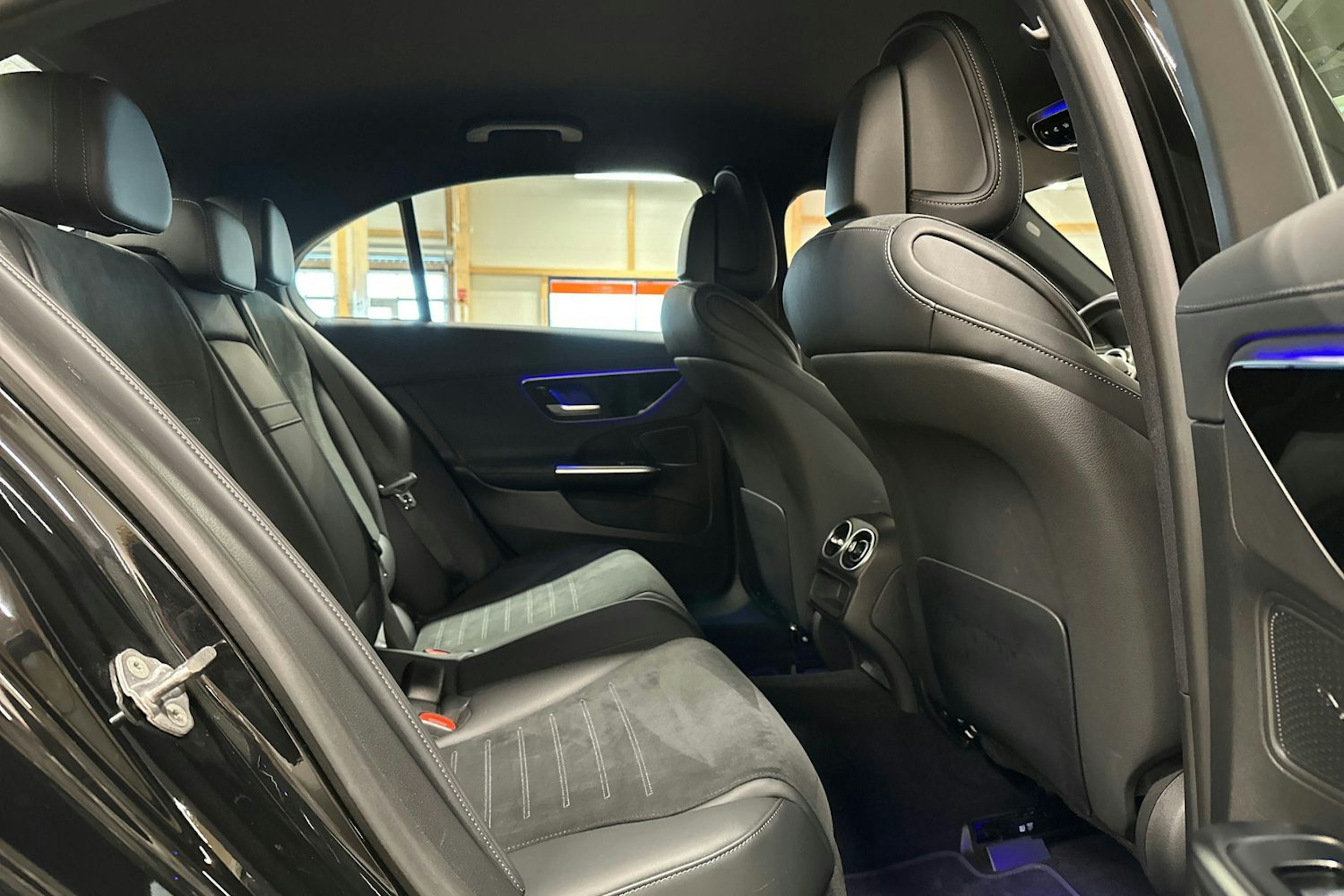 musta Mercedes-Benz C 2023 kuva 14.