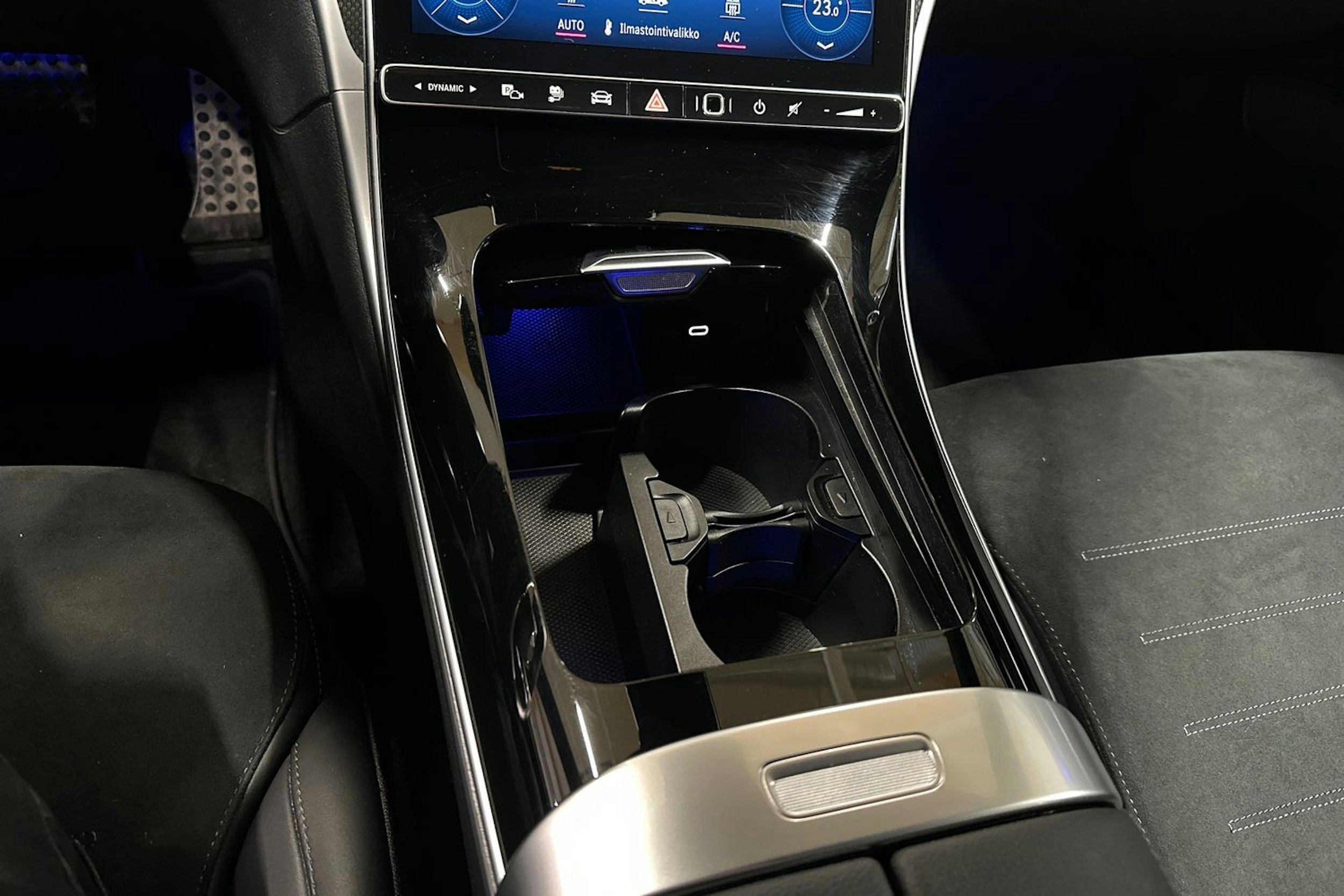 musta Mercedes-Benz C 2023 kuva 20.