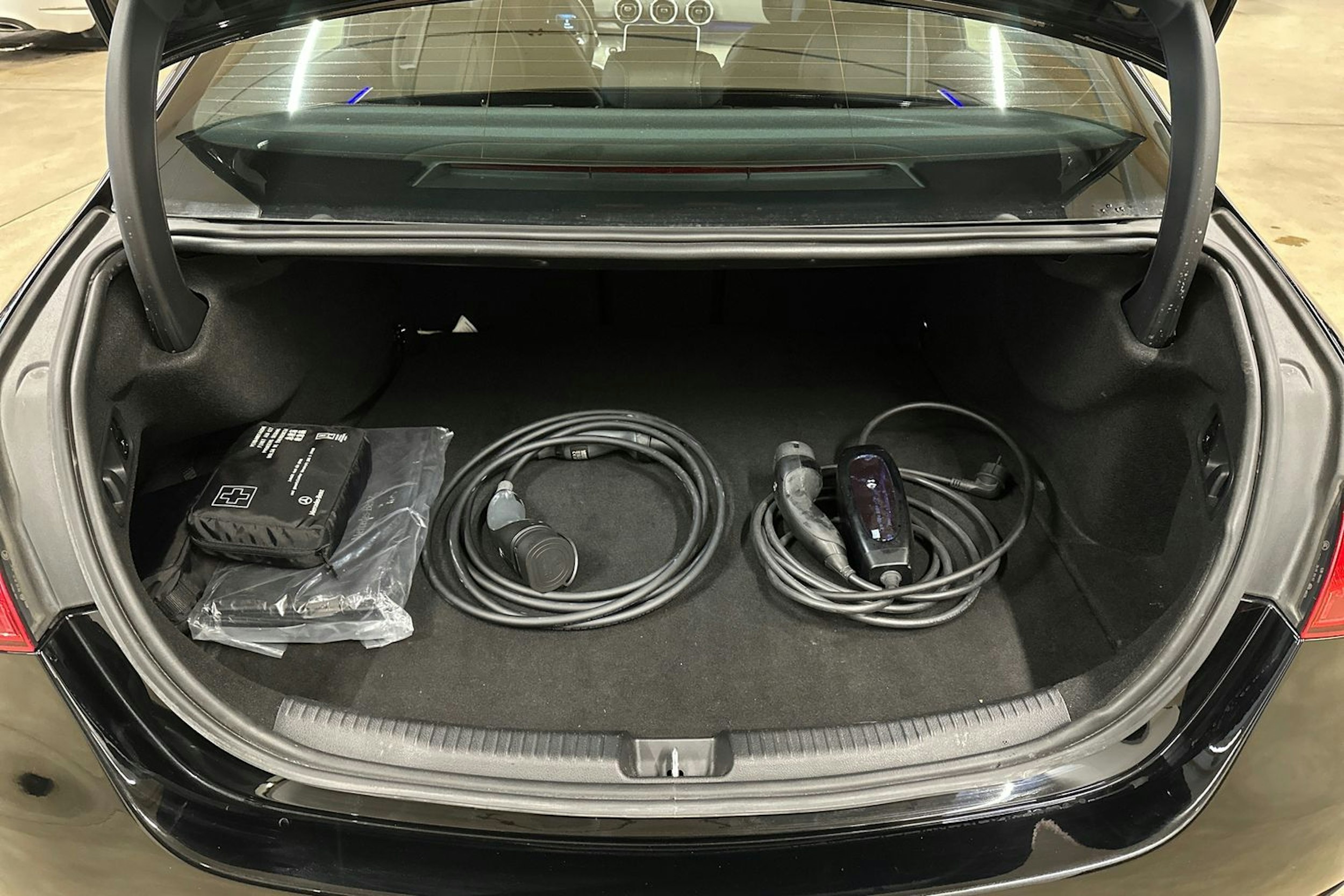 musta Mercedes-Benz C 2023 kuva 28.