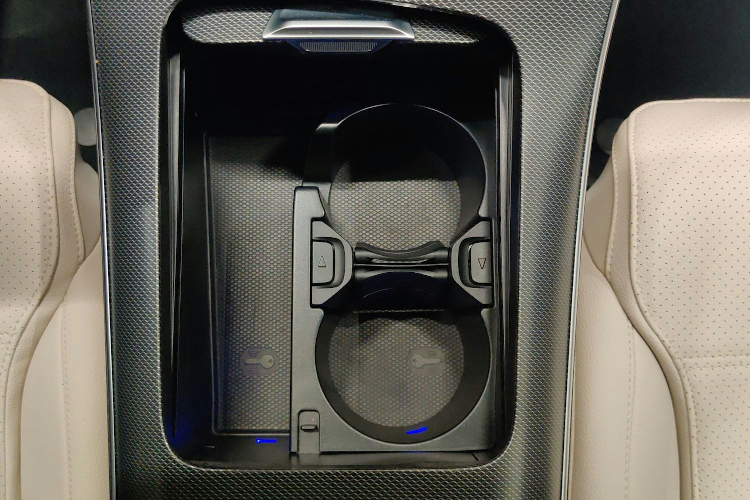valkoinen Mercedes-Benz C 2024 kuva 21.