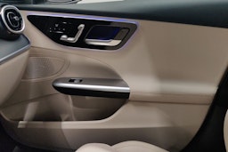 valkoinen Mercedes-Benz C 2024 kuva 22.