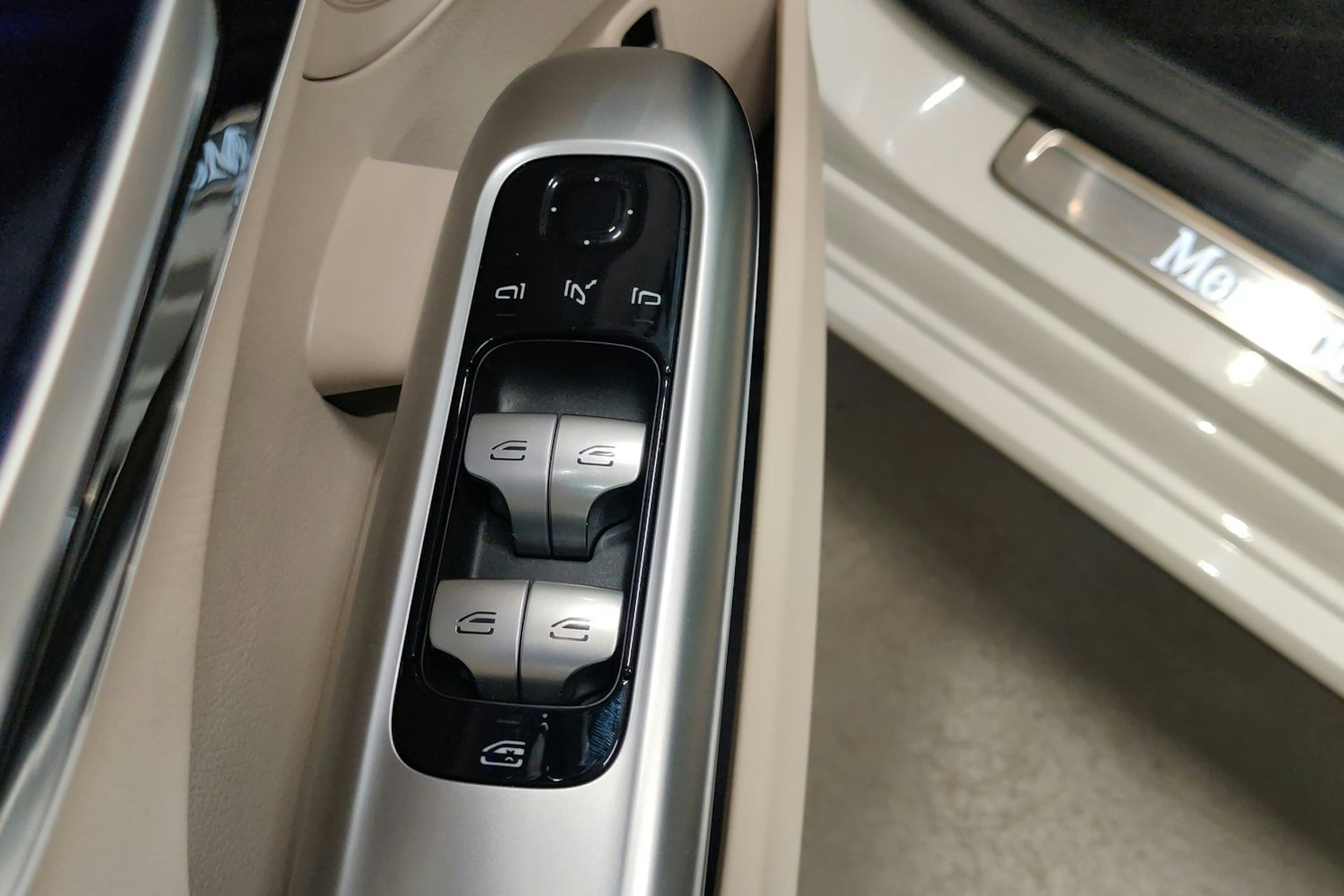 valkoinen Mercedes-Benz C 2024 kuva 25.