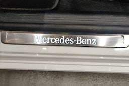 valkoinen Mercedes-Benz C 2024 kuva 27.