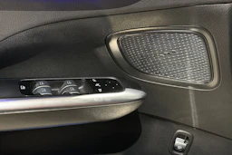 musta Mercedes-Benz C 2025 kuva 21.