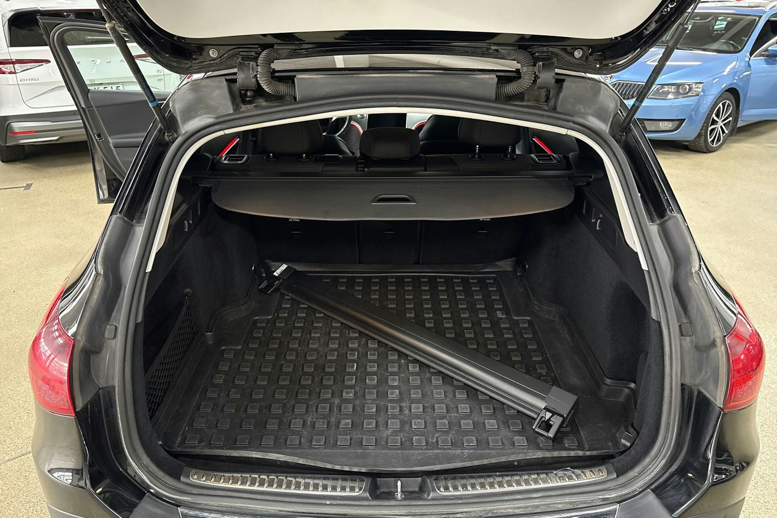 Musta Mercedes-Benz C 2023 kuva 25.