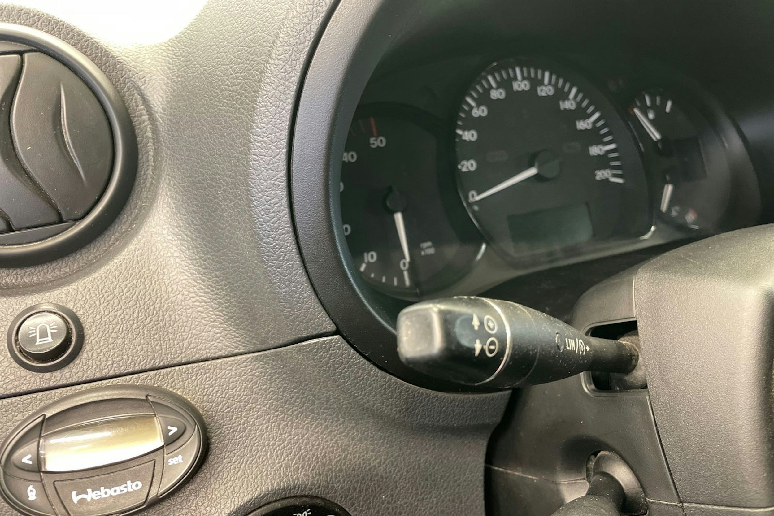 Harmaa Mercedes-Benz CITAN 2013 kuva 14.