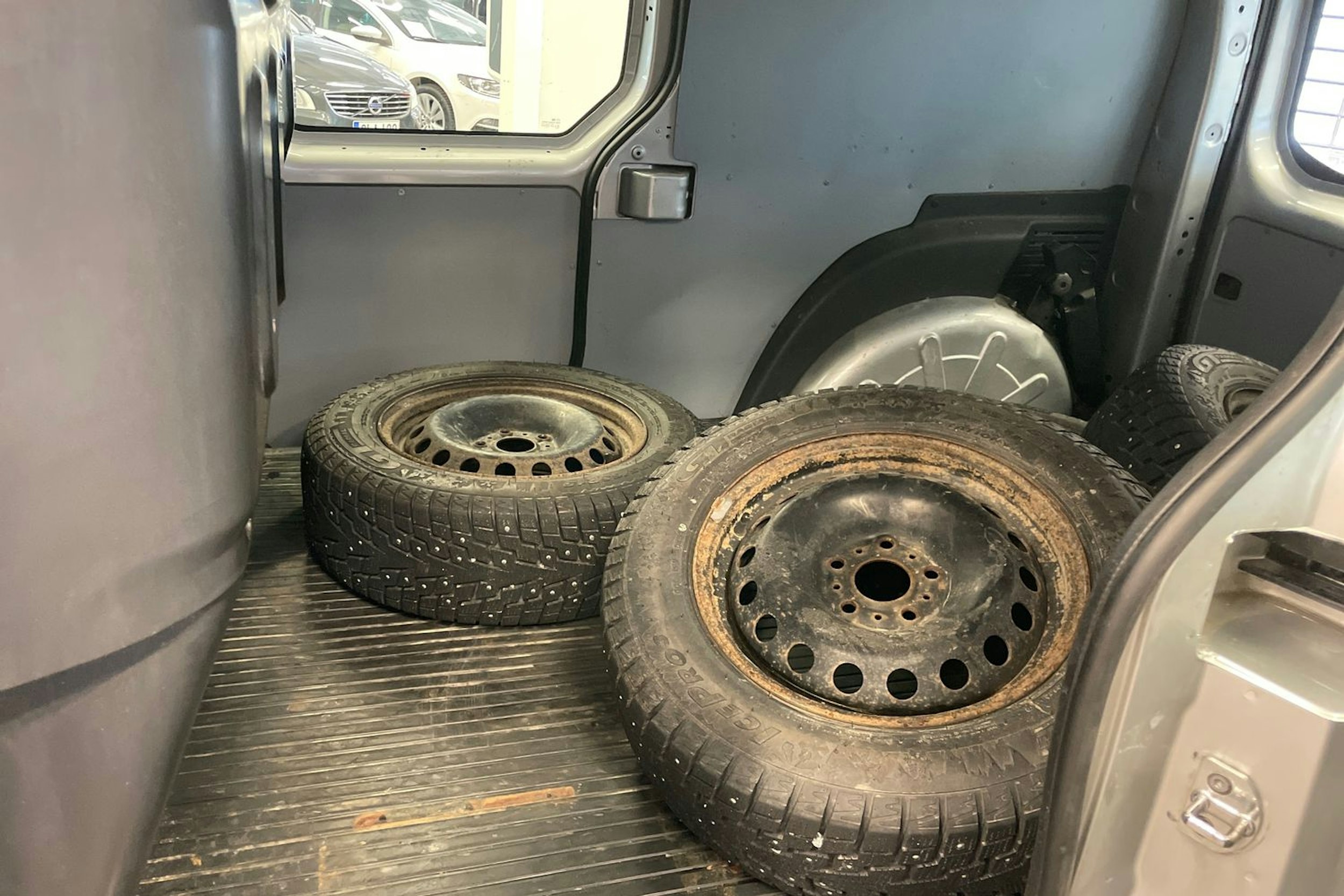 Harmaa Mercedes-Benz CITAN 2013 kuva 16.