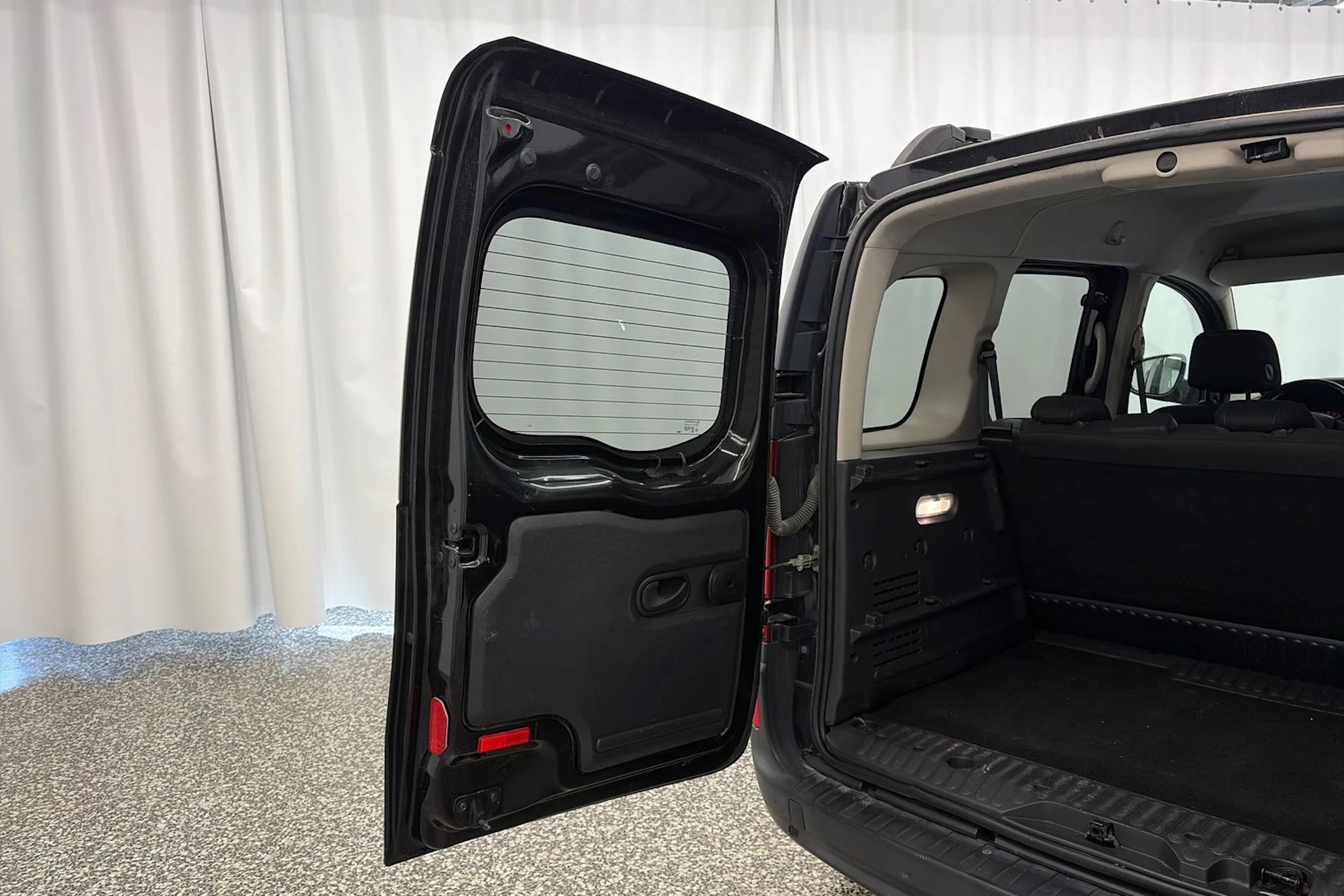 musta Mercedes-Benz Citan 2013 kuva 16.