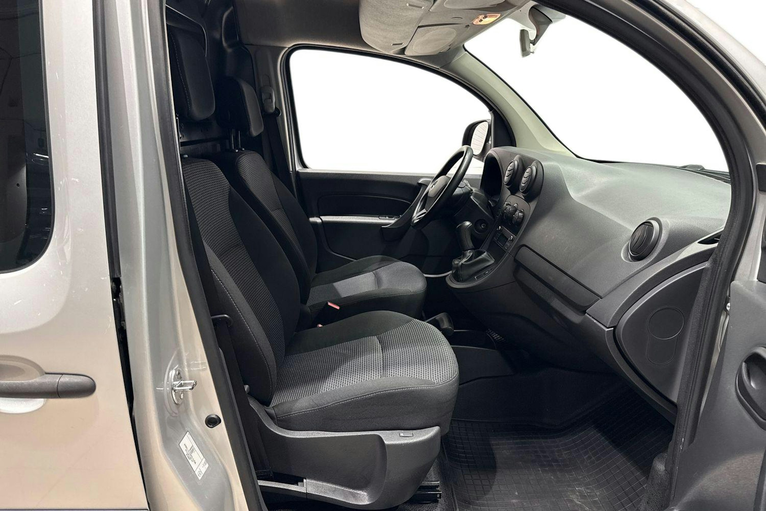 Harmaa Mercedes-Benz CITAN 2013 kuva 11.