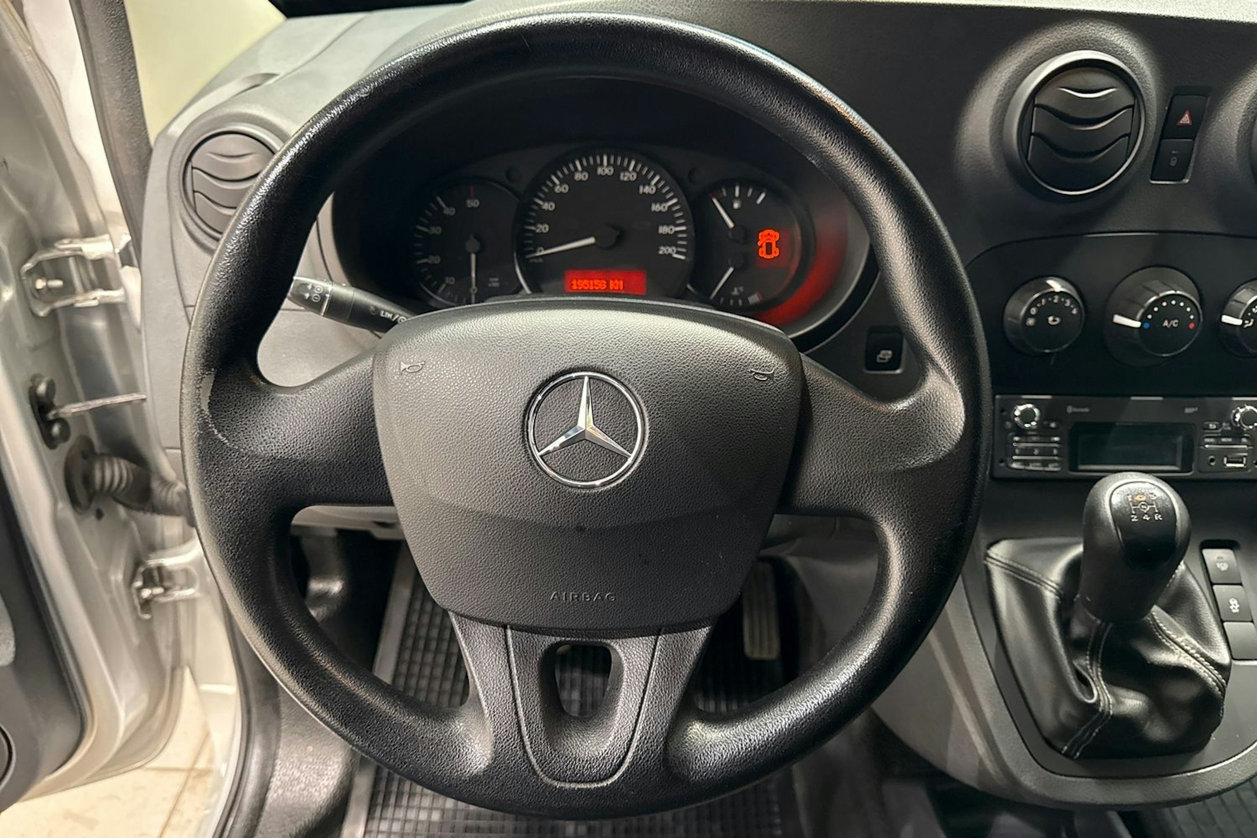 Harmaa Mercedes-Benz CITAN 2013 kuva 18.