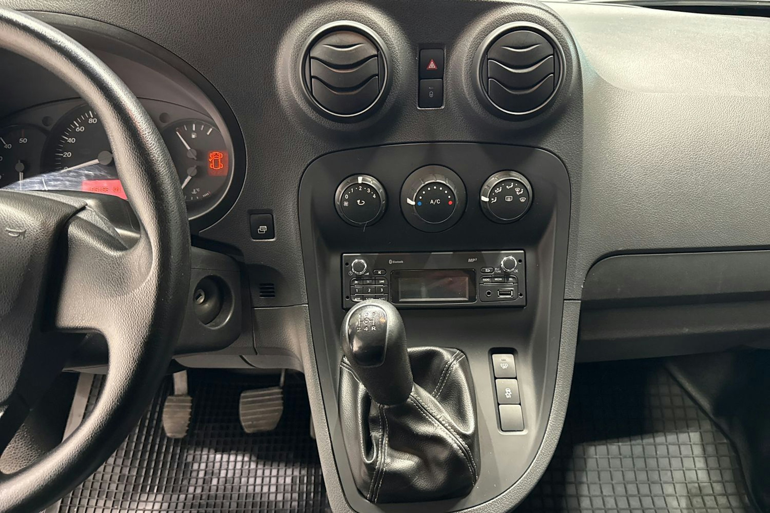 Harmaa Mercedes-Benz CITAN 2013 kuva 19.